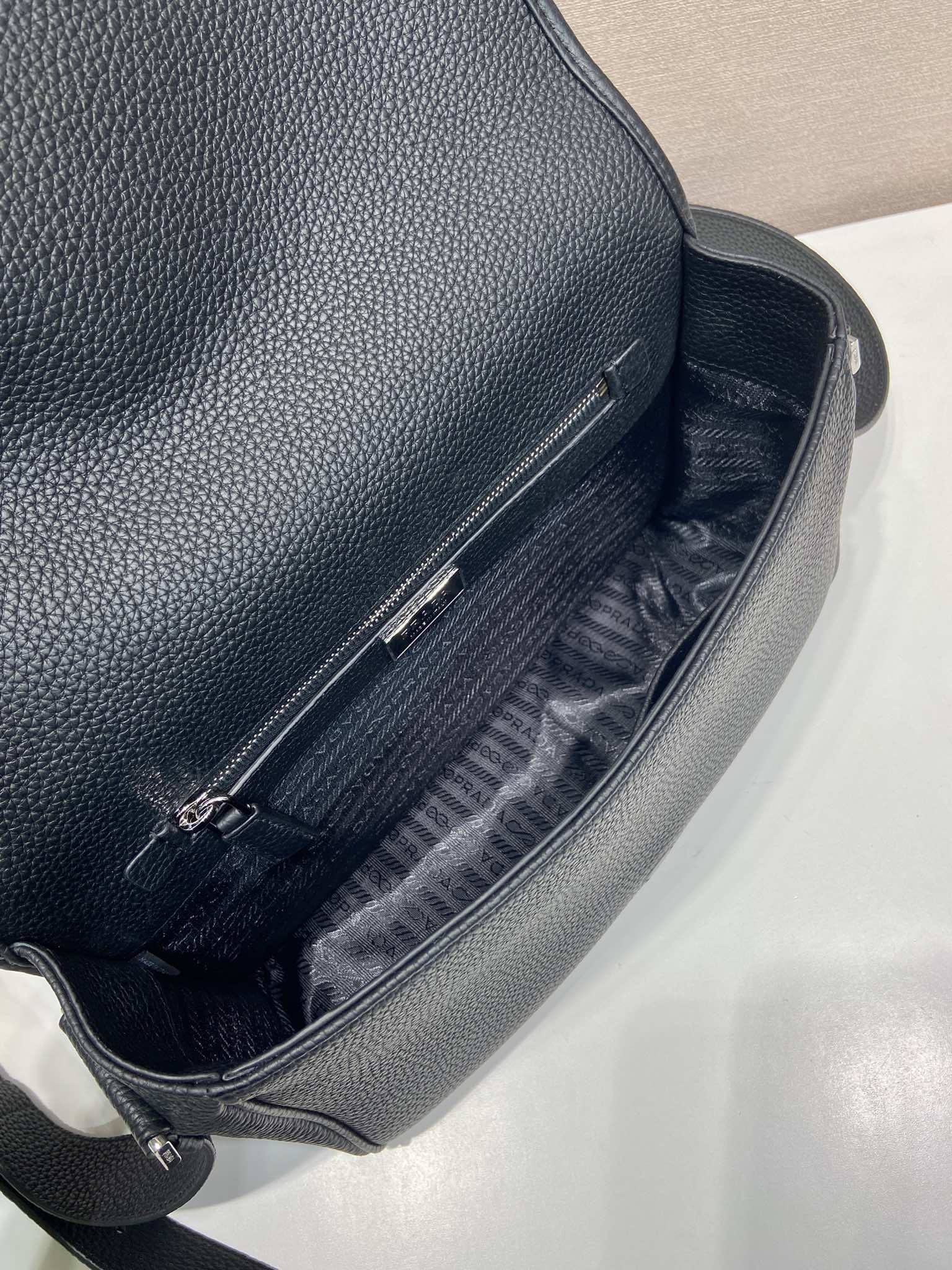 プラダバッグチャーム激安通販 優雅 シンプル 斜め掛けバッグ 本革 レザー 柔軟 2VD075 ブラック_7