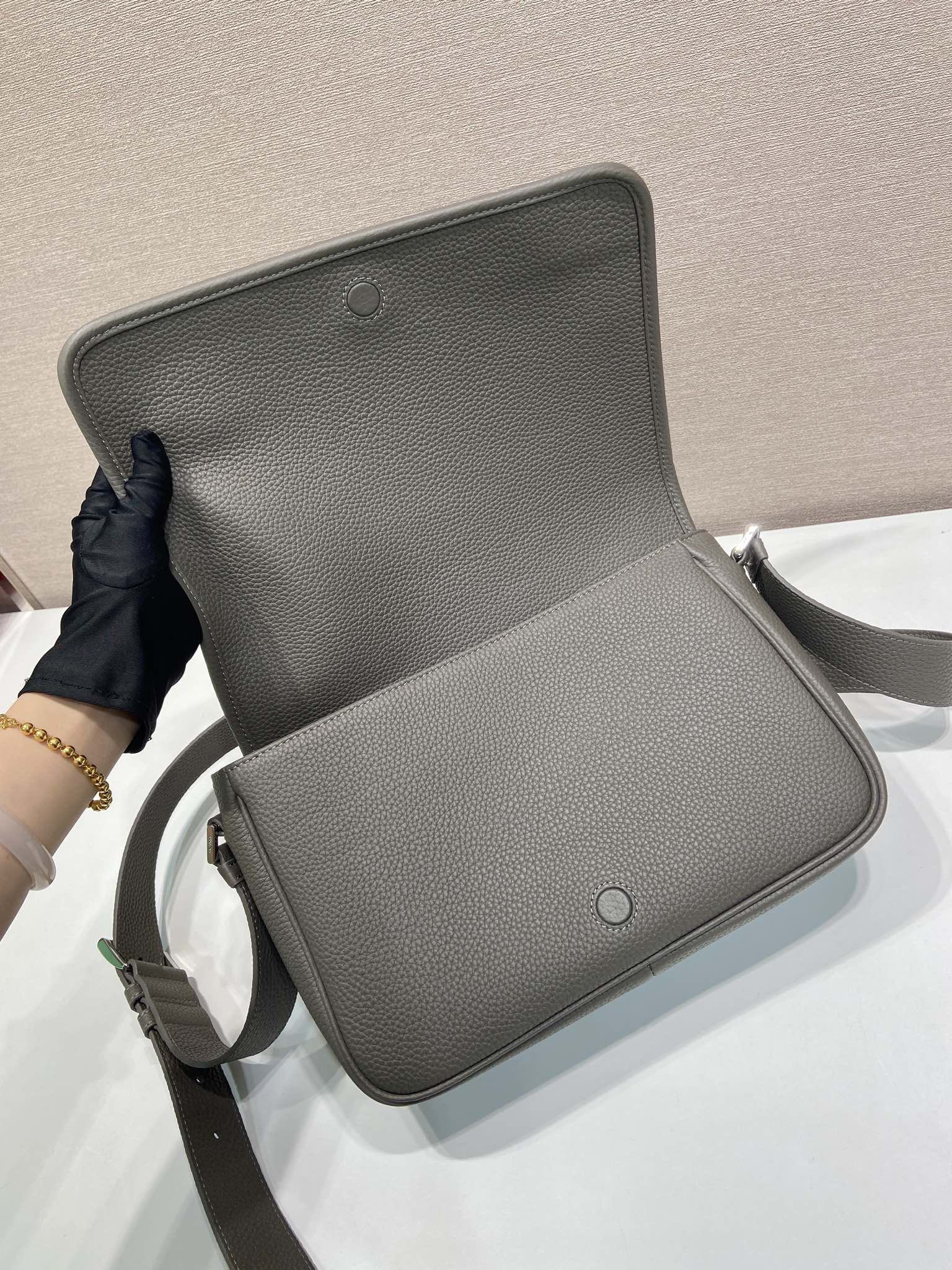 コメ兵 プラダバッグ偽物 優雅 シンプル 斜め掛けバッグ 本革 レザー 柔軟 2VD075 グレー_3
