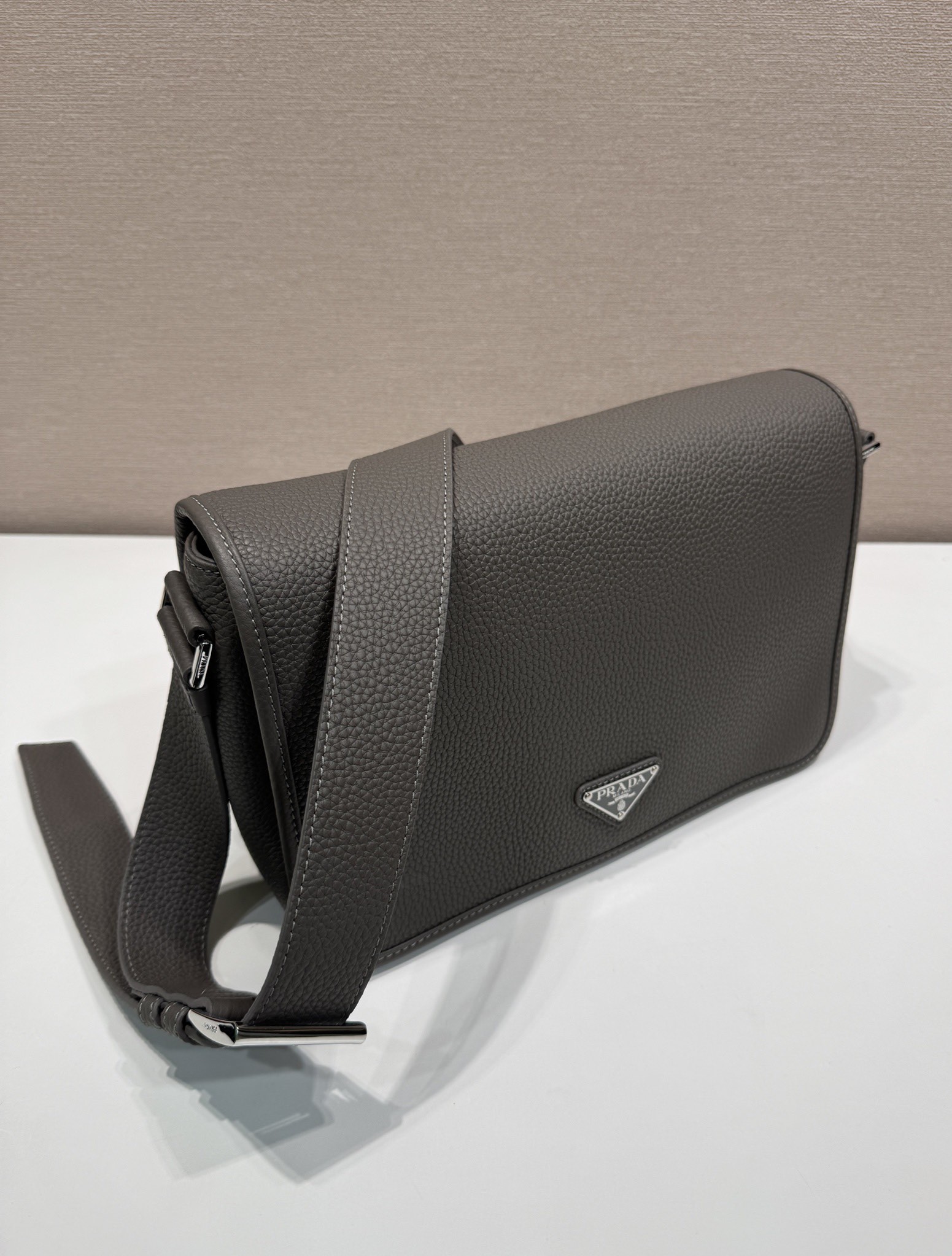 コメ兵 プラダバッグ偽物 優雅 シンプル 斜め掛けバッグ 本革 レザー 柔軟 2VD075 グレー_5