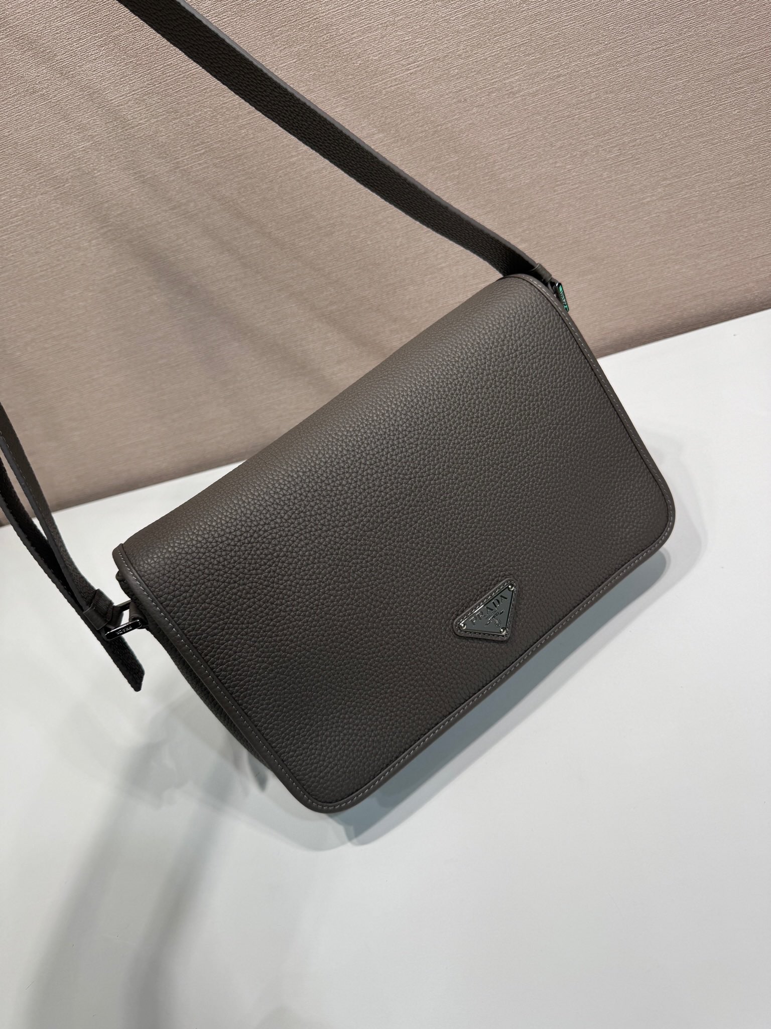 コメ兵 プラダバッグ偽物 優雅 シンプル 斜め掛けバッグ 本革 レザー 柔軟 2VD075 グレー_8