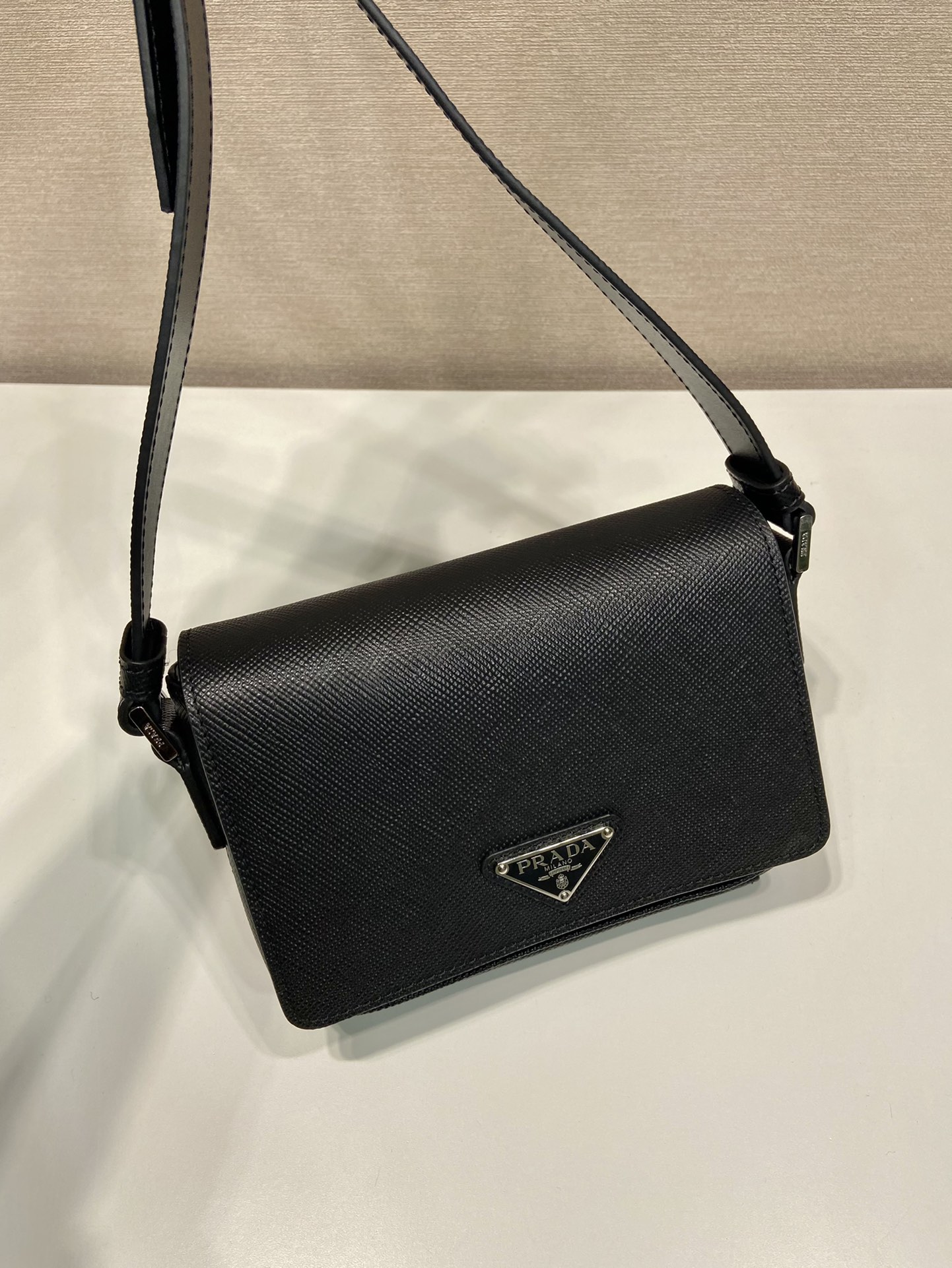 超人気 プラダバッグ 洗い方コピー シンプル 斜め掛けバッグ 牛革 レザー 柔軟 2VD065 ブラック_2