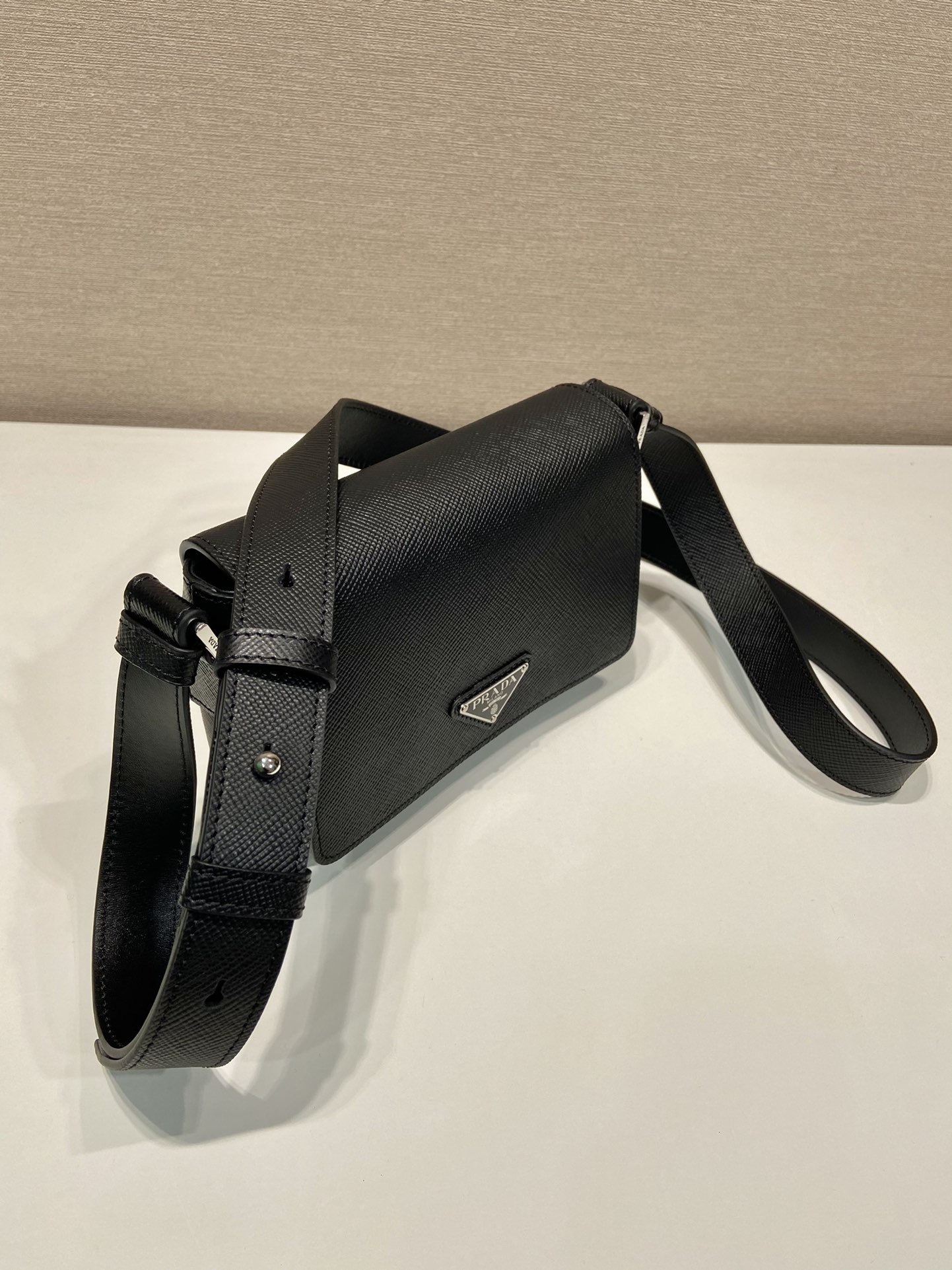 超人気 プラダバッグ 洗い方コピー シンプル 斜め掛けバッグ 牛革 レザー 柔軟 2VD065 ブラック_7