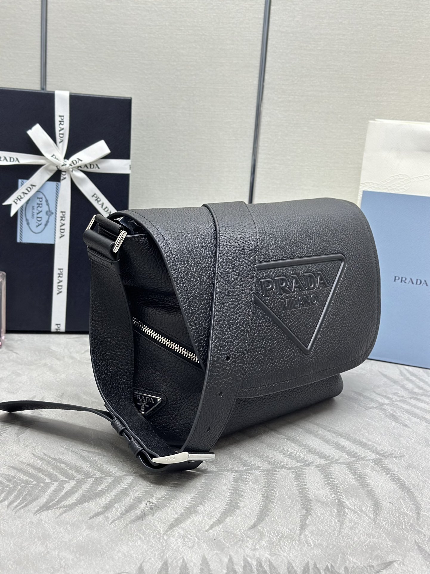 定番販売 プラダバッグ いくらで売れるスーパーコピー 牛革 レザー 斜め掛けバッグ 2VD056 ブラック_3