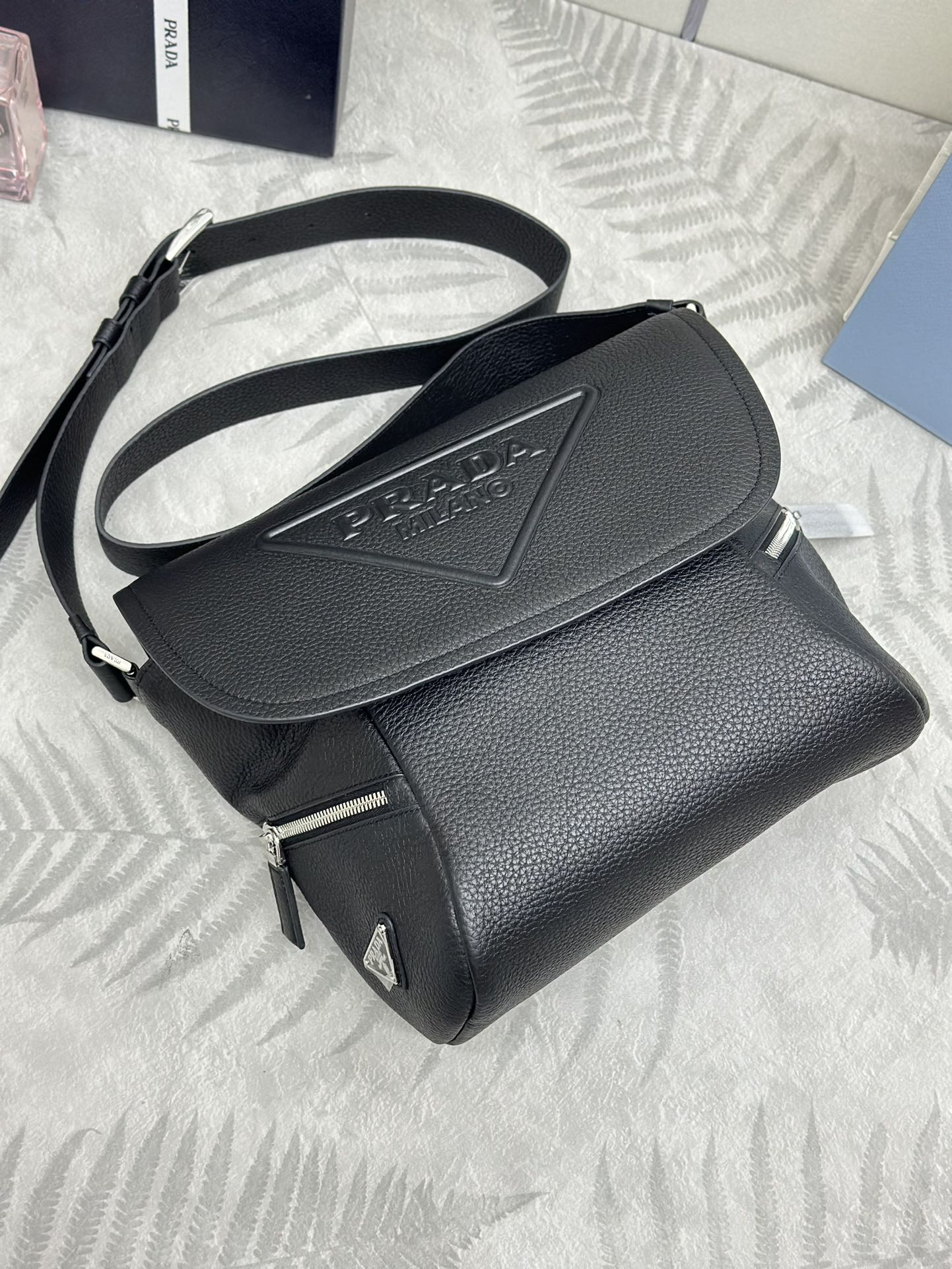 定番販売 プラダバッグ いくらで売れるスーパーコピー 牛革 レザー 斜め掛けバッグ 2VD056 ブラック_4