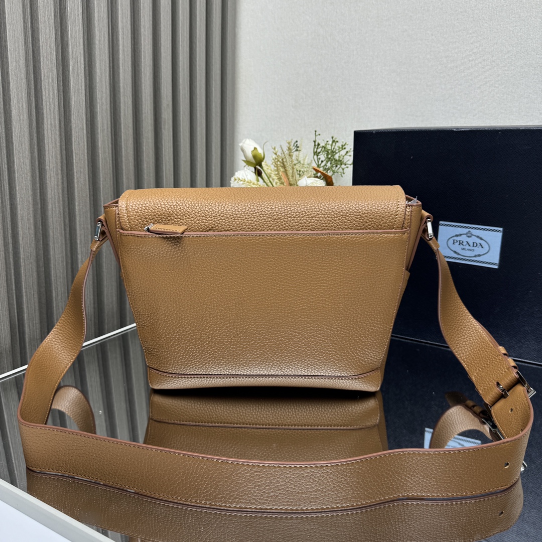 限定の人気 プラダバッグインスタスーパーコピー 牛革 レザー 斜め掛けバッグ 2VD069 ブラウン_3