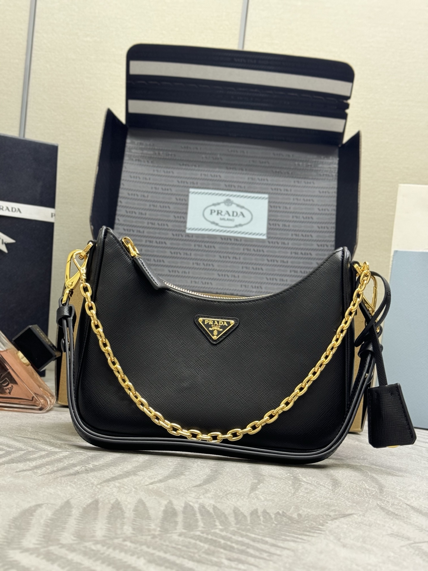 プラダバッグ シャーリングスーパーコピー ハンドバッグ  Hobo 牛革 レザー 柔らかい 1BC204 ブラック_1