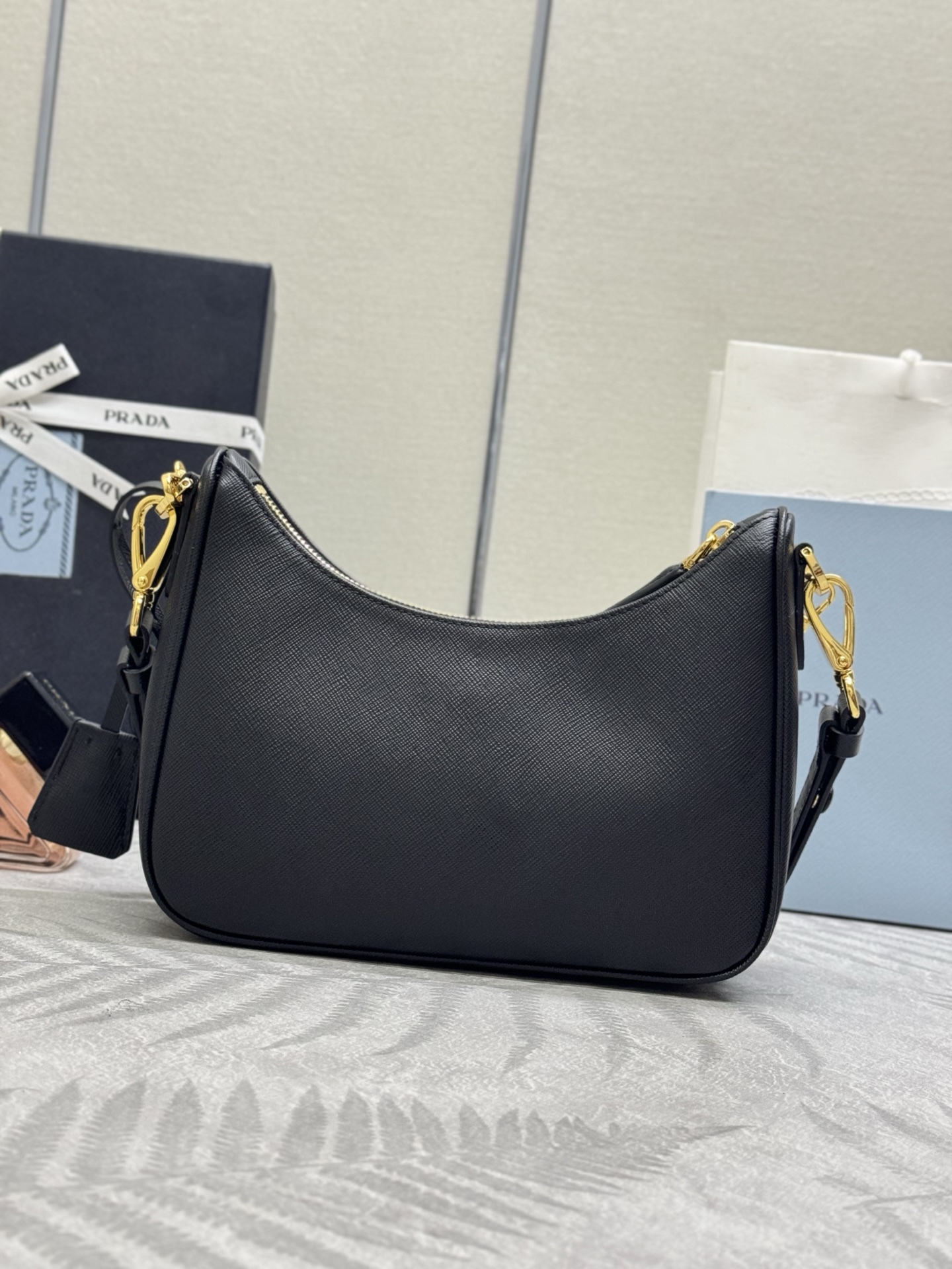プラダバッグ シャーリングスーパーコピー ハンドバッグ  Hobo 牛革 レザー 柔らかい 1BC204 ブラック_4