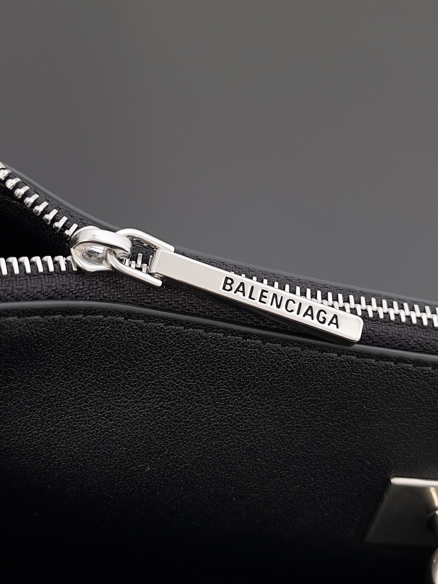 大得価のbalenciaga バックスーパーコピー 人気 ハンドバッグ 本革 レザー 優雅 斜め掛け ブラック_8
