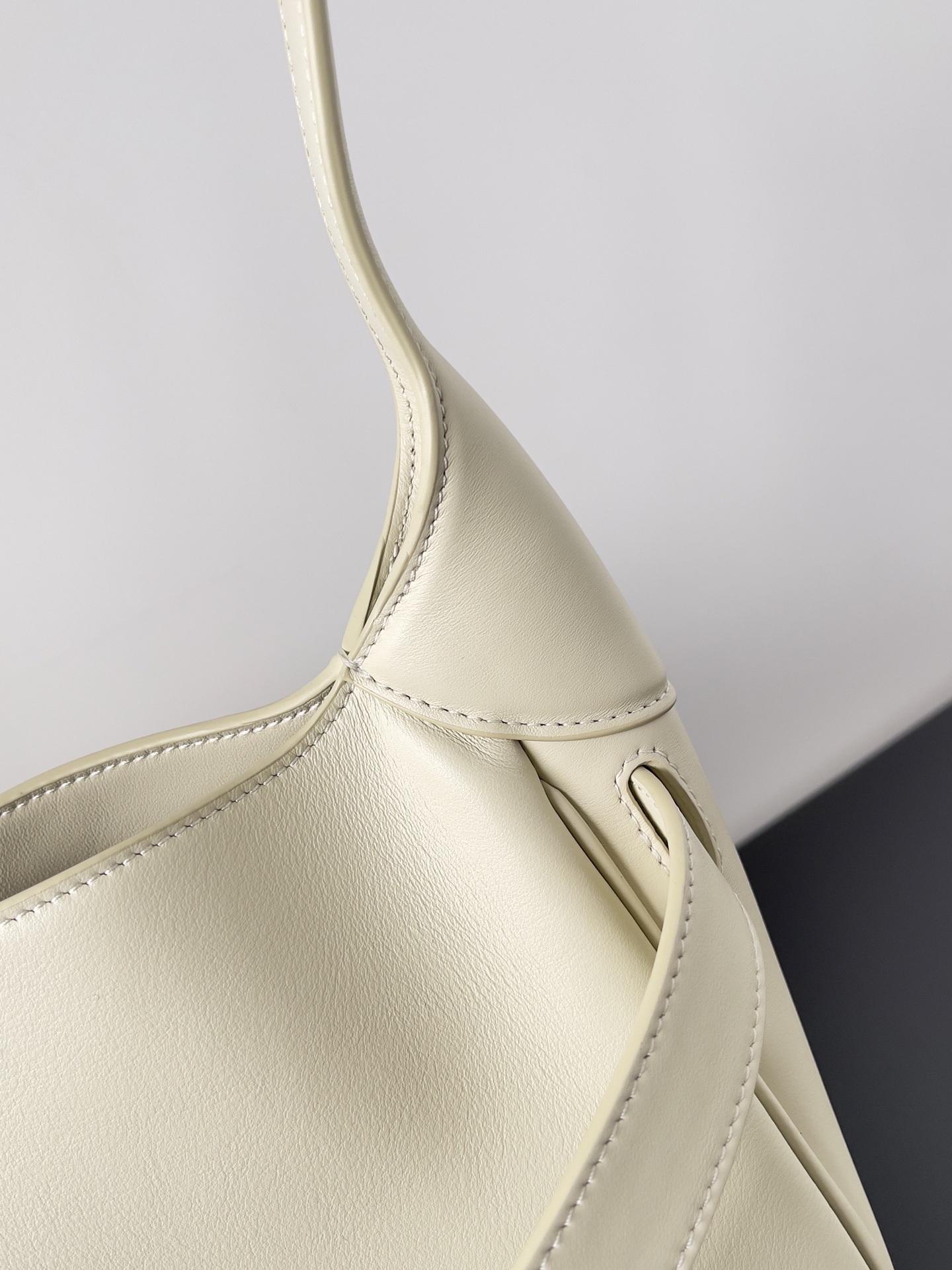 balenciaga カバンコピー 牛革 レザー 斜め掛けバッグ 柔軟 ハンドバッグ ホワイト_4