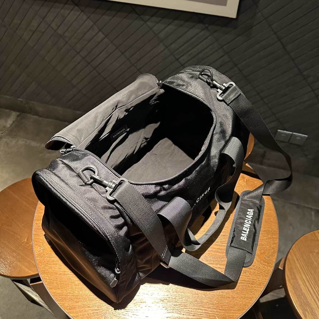 お得品‼バレンシアガ 斜 めがけスーパーコピー 牛革 レザー 柔らかい 斜め掛けバッグ カジュアル ブラック_4
