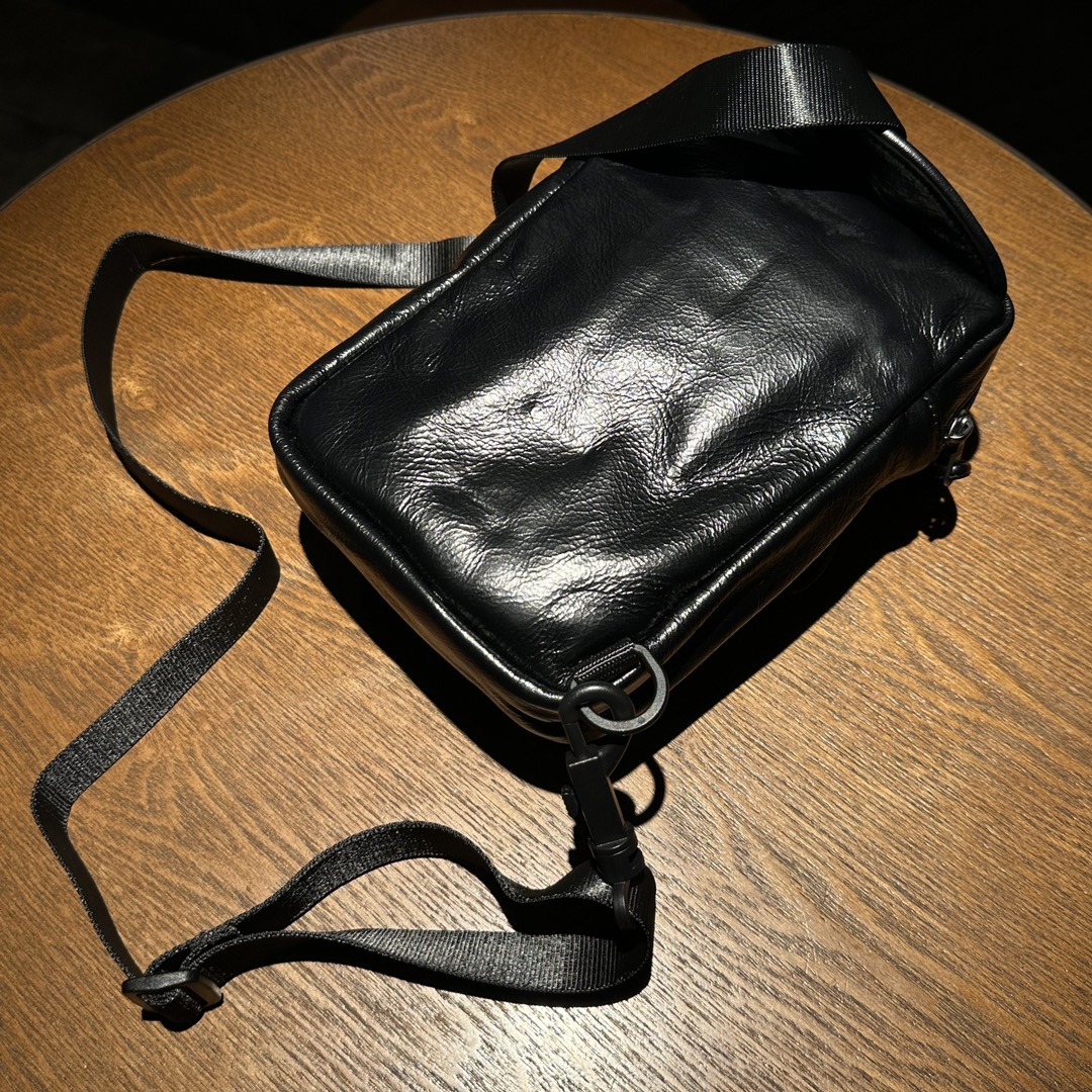 バレンシアガ カバン レディスーパーコピー 必需品 ミニ レザー 斜め掛けバッグ ブラック_2