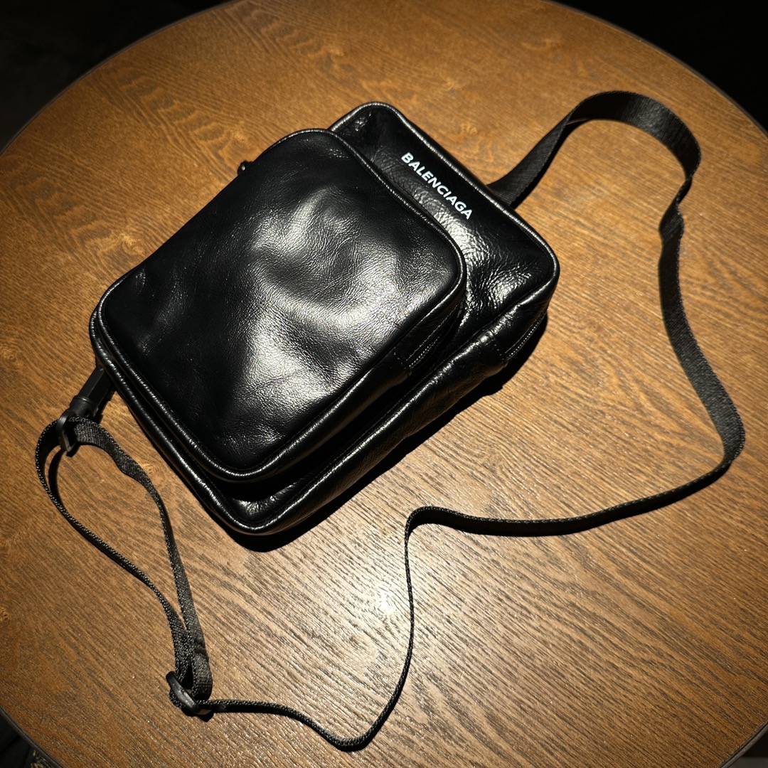 バレンシアガ カバン レディスーパーコピー 必需品 ミニ レザー 斜め掛けバッグ ブラック_3