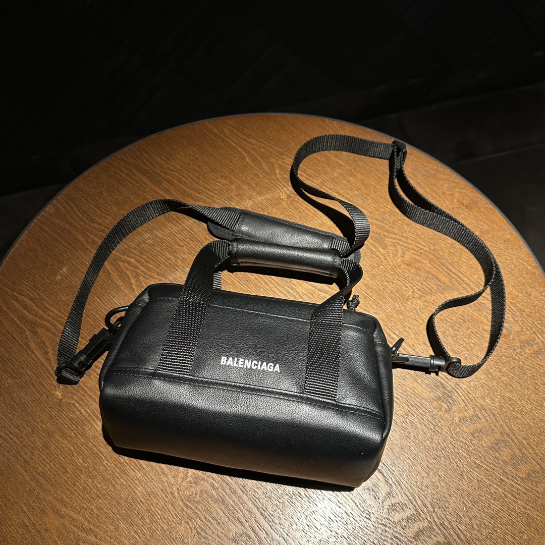 バレンシアガ バッグショルダー偽物 柔軟 ミニ 牛革 レザー 斜め掛けバッグ ブラック_4