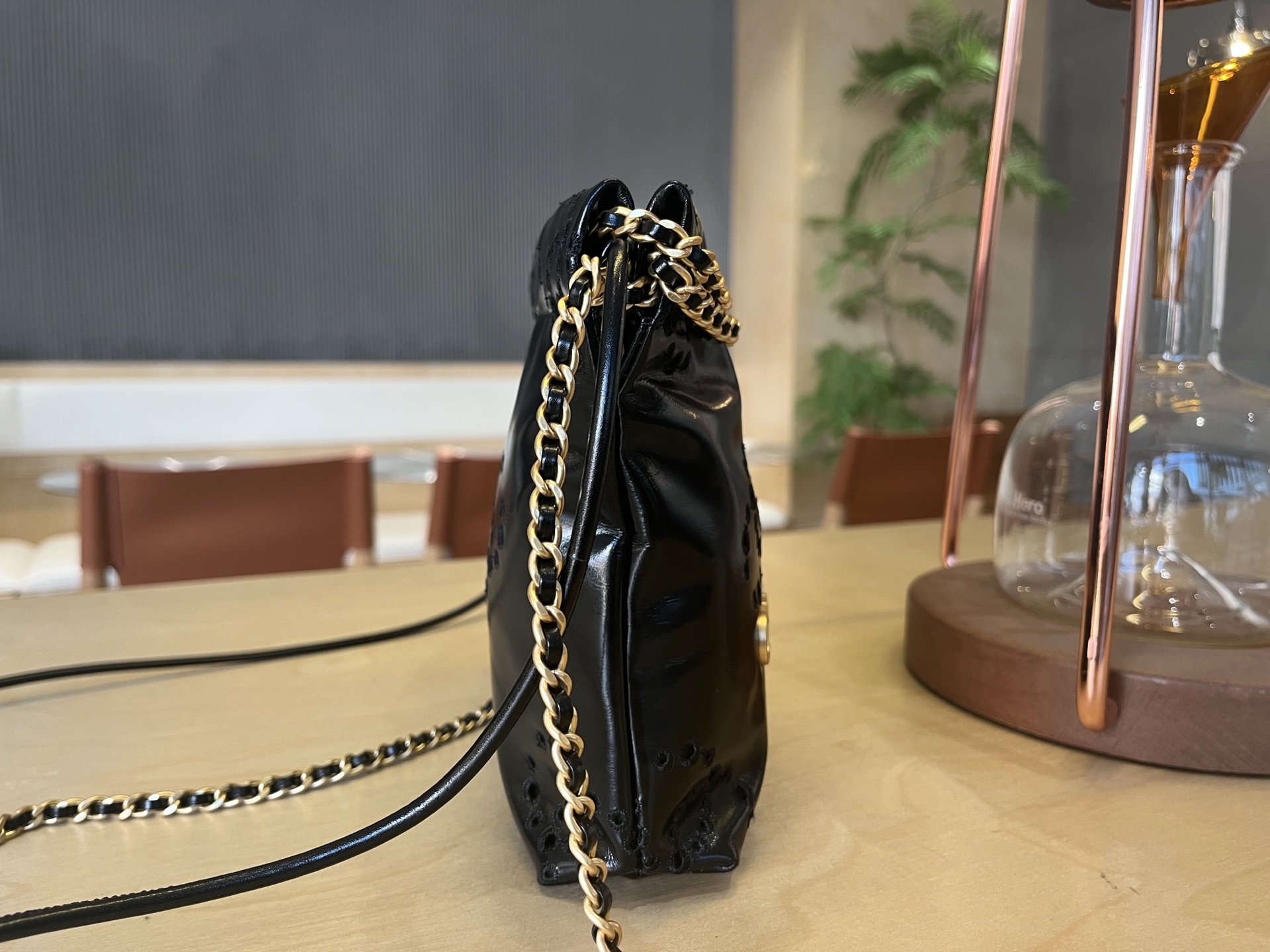 新着‼シャネルバッグ 値上げコピー 牛革 レザー  斜め掛けバッグ プリント 優雅 ブラック_4