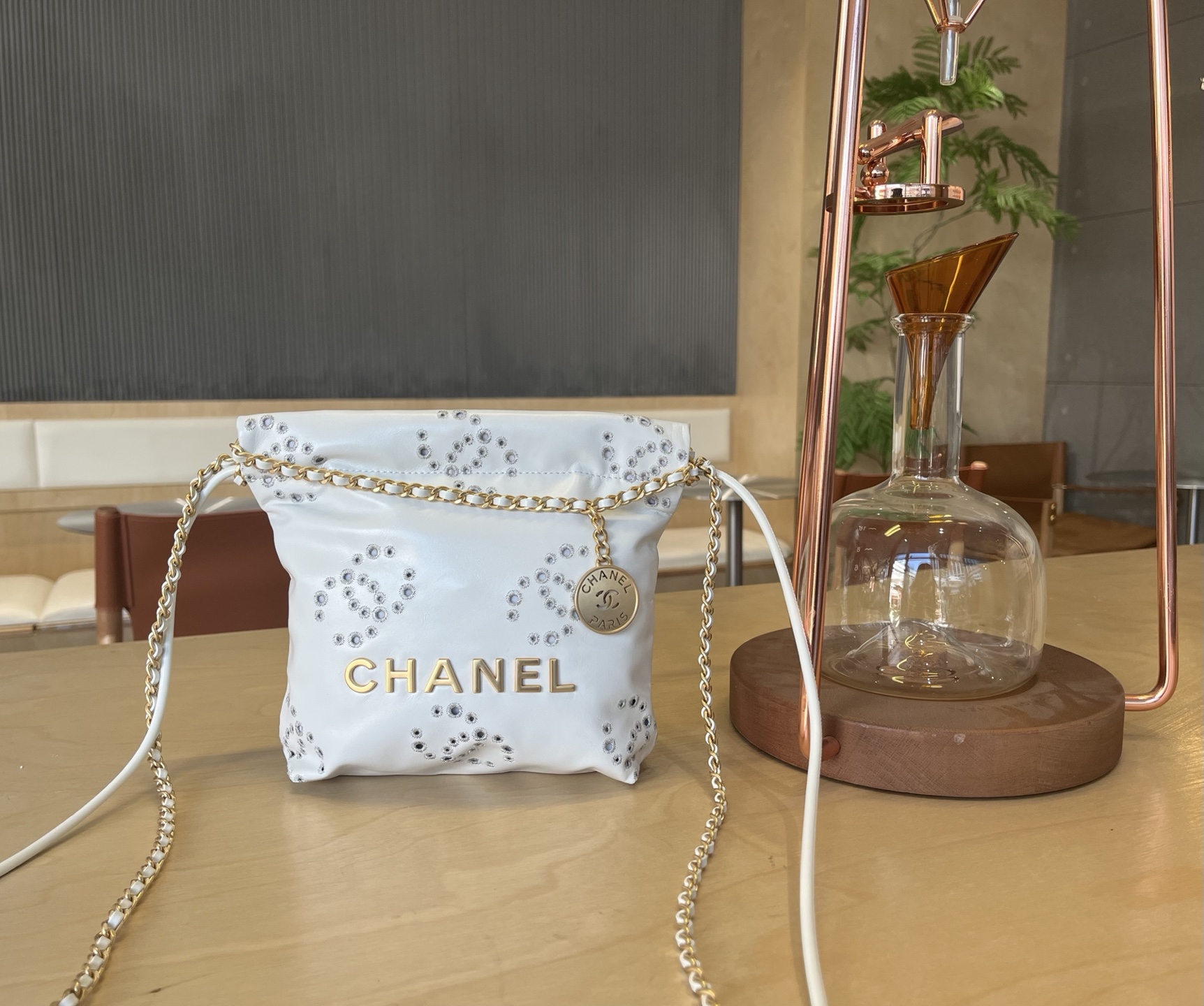 新着‼シャネルバッグの値段スーパーコピー 牛革 レザー  斜め掛けバッグ プリント 優雅 ホワイト_2