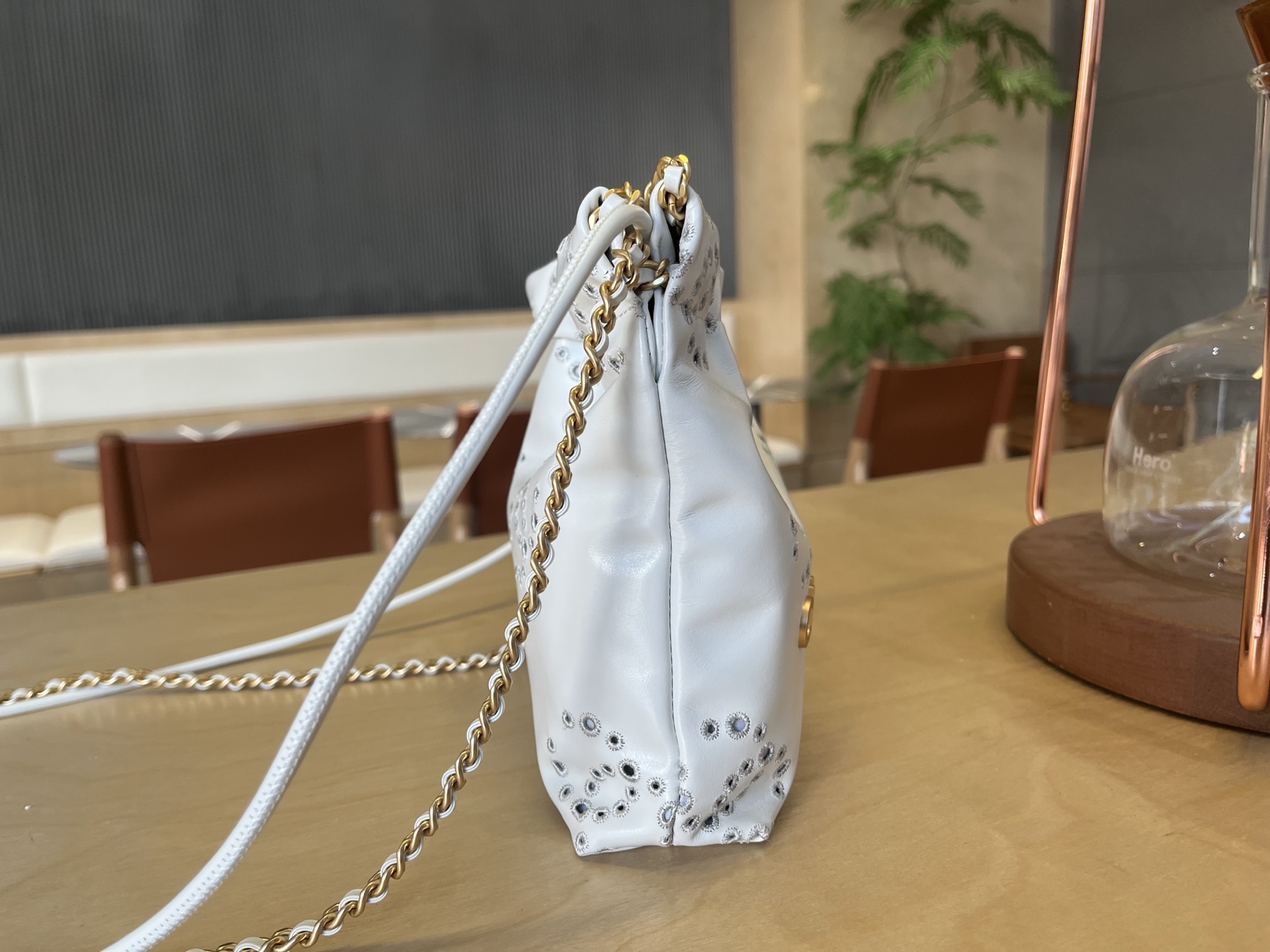 新着‼シャネルバッグの値段スーパーコピー 牛革 レザー  斜め掛けバッグ プリント 優雅 ホワイト_4
