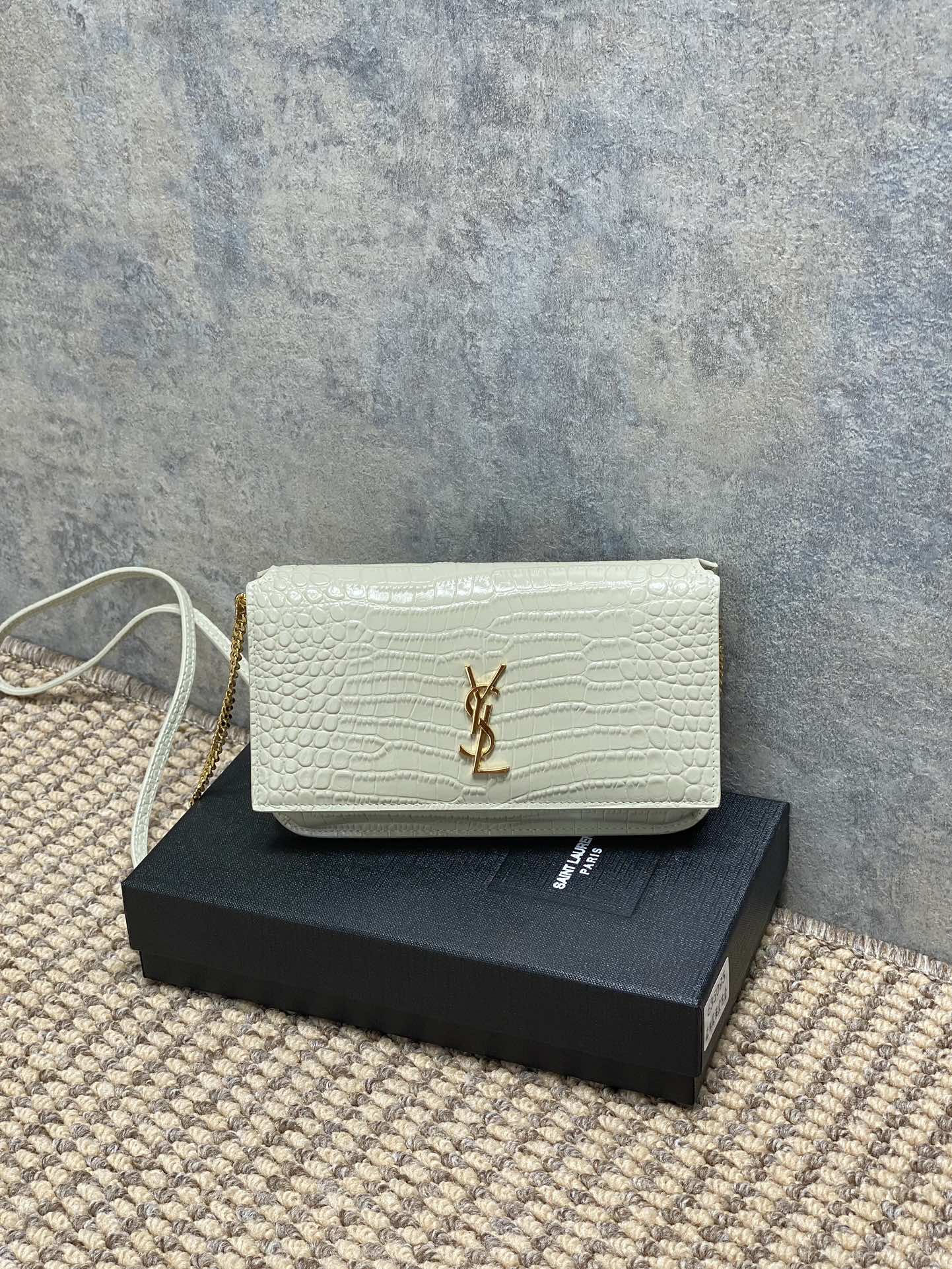 お買い得なサン ローラン ミニ バックコピー 斜め掛けバッグ 本革 635095 ホワイト_1