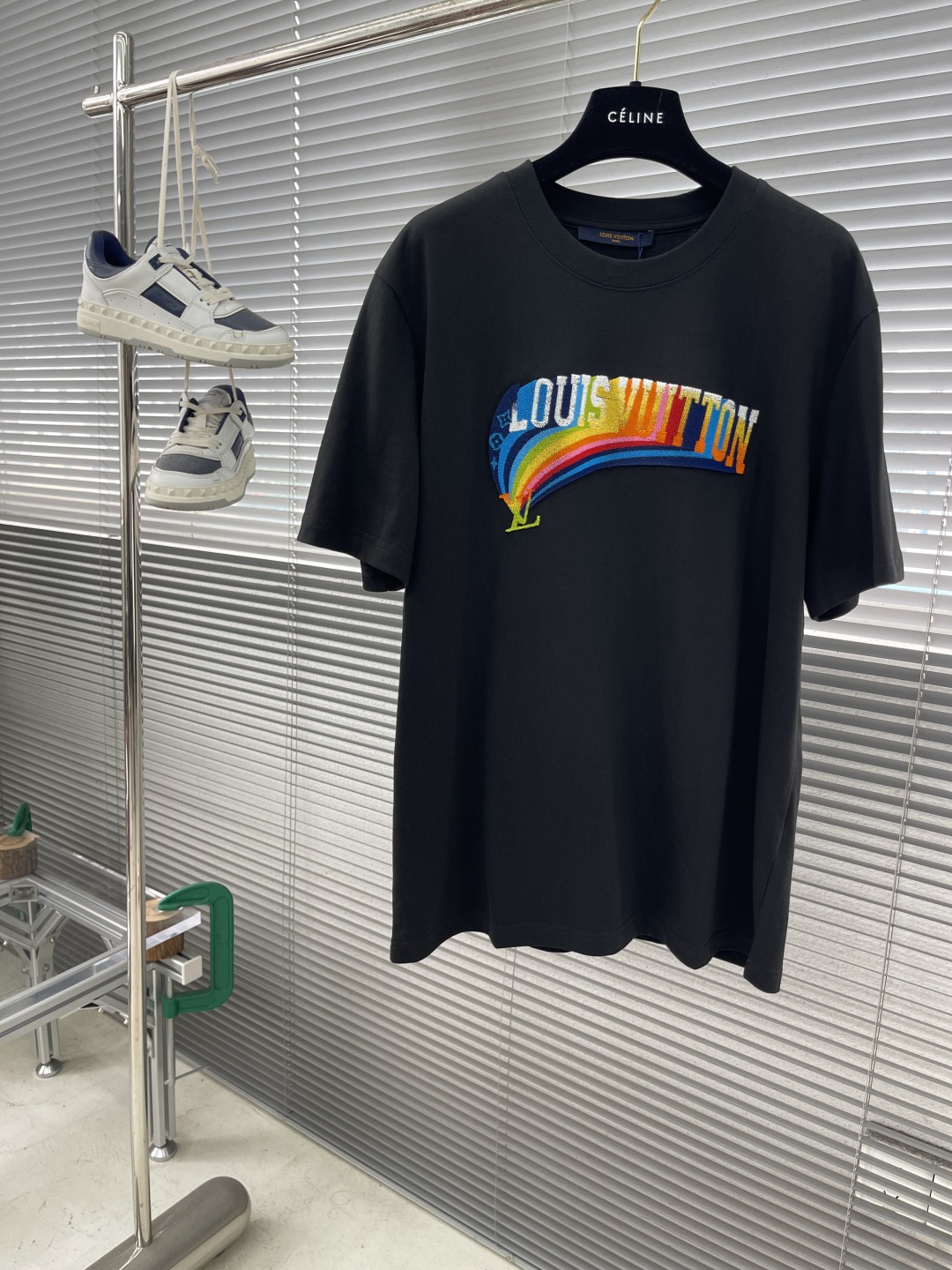 ルイヴィトンtシャツコピー 純綿 トップス 虹 プリント 半袖 シンプル ブラック_1