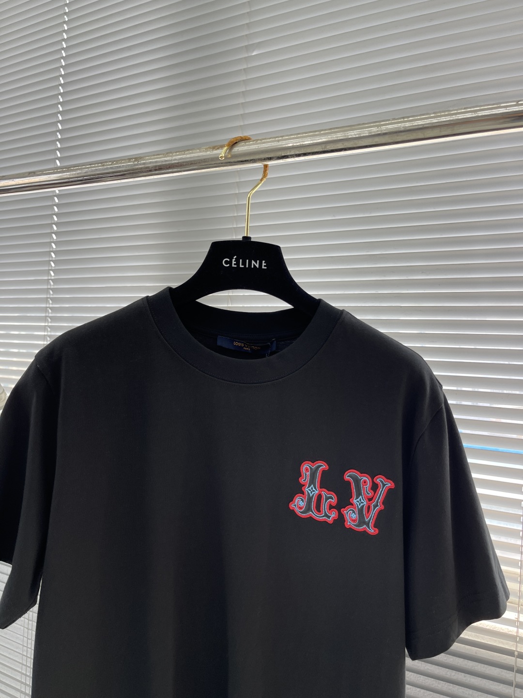 人気商品 ルイヴィトンtシャツレディースコピー 純綿 トップス プリント 半袖 ロゴ刺繍 ブラック_2