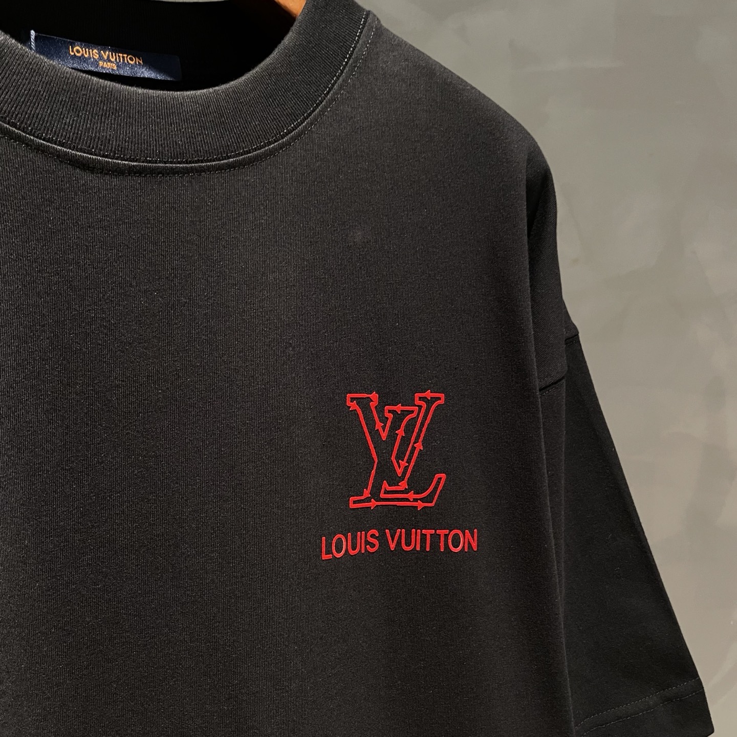 びっくりした価格 ヴィトンのtシャツコピー 純綿 トップス プリント 短袖 男女兼用 ブラック_3
