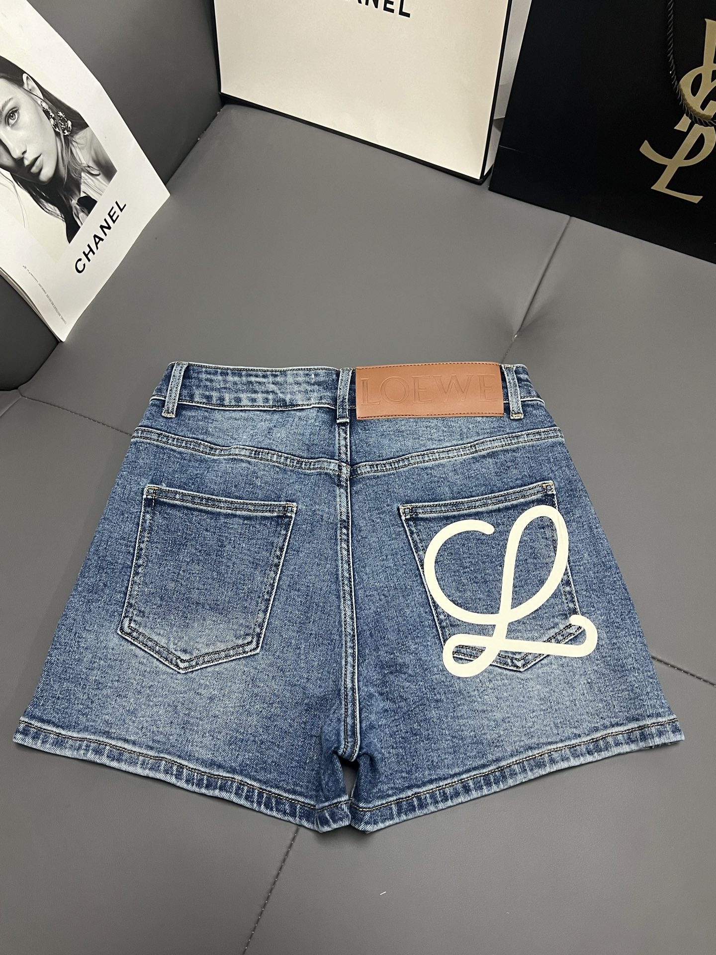 ロエベ パンツ レディ偽物 デニム ジーンズ ショットパンツ ロゴプリント ブルー_4