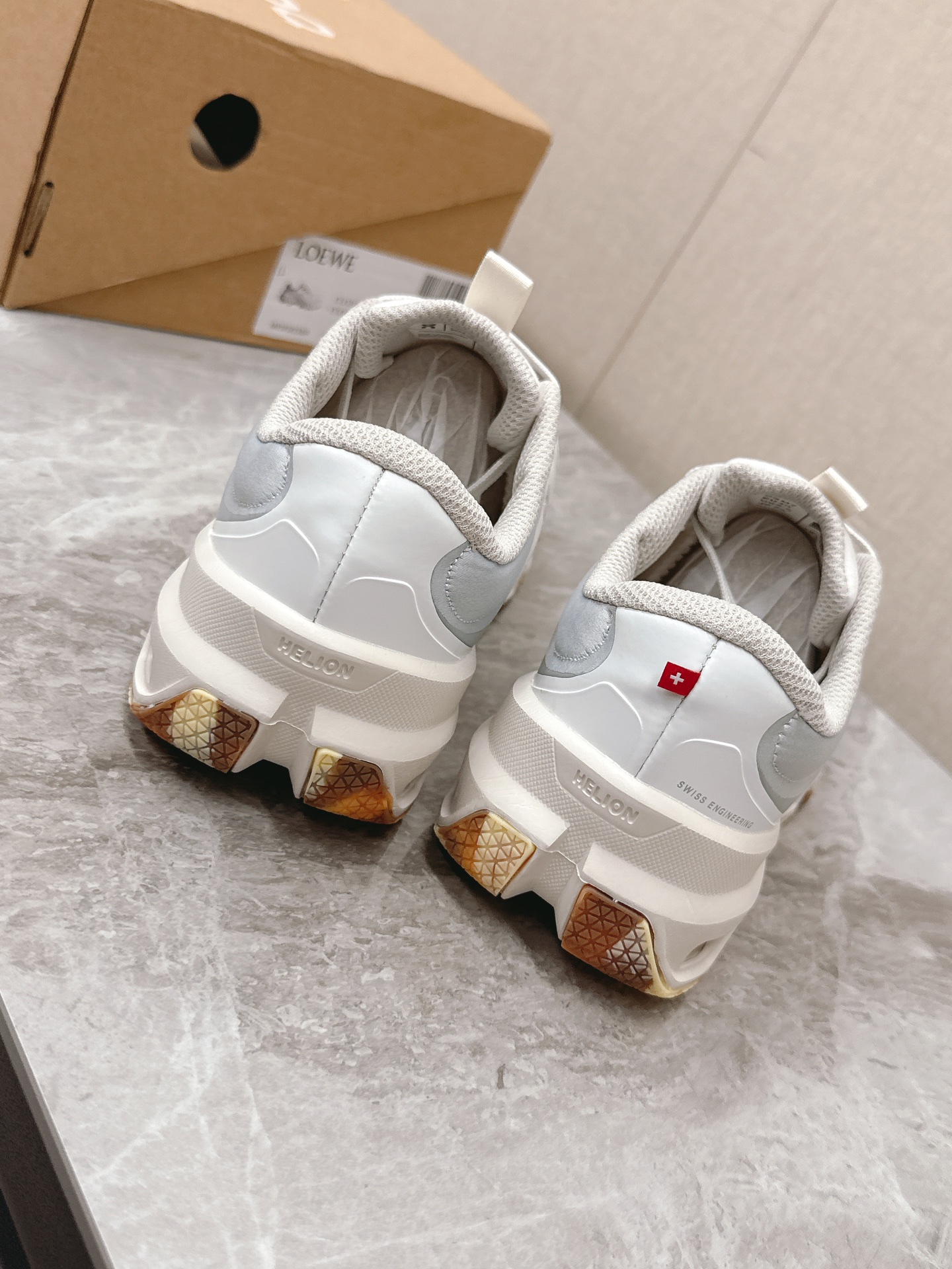 loewe スニーカー メンズ偽物 カップル 運動 カジュアルシューズ 男女兼用 ランニング ホワイト_3