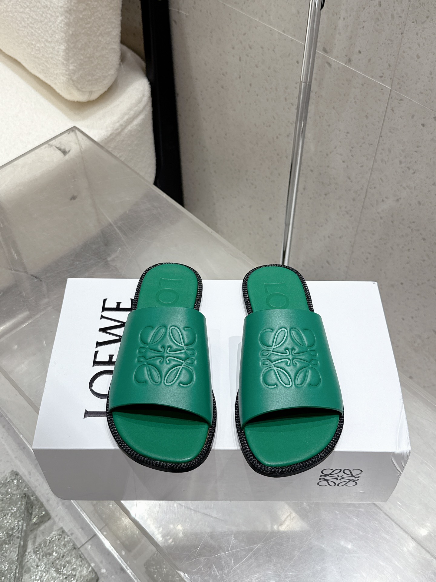 超激得の新品 loewe サンダルスーパーコピー スリッパ 牛革 シンプル グリーン_1
