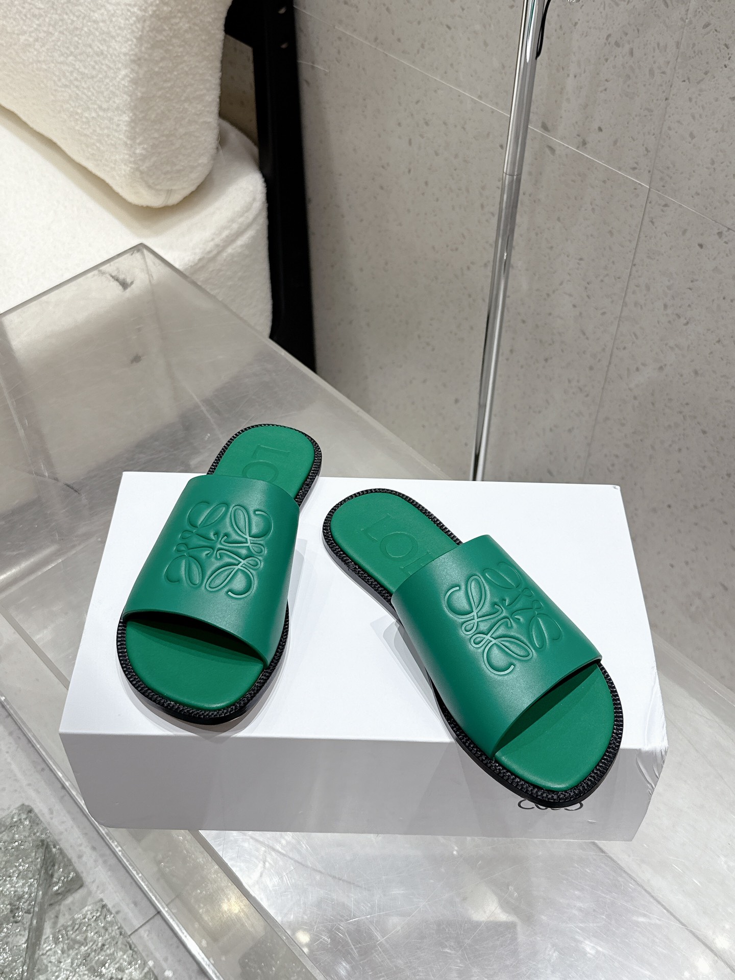 超激得の新品 loewe サンダルスーパーコピー スリッパ 牛革 シンプル グリーン_2