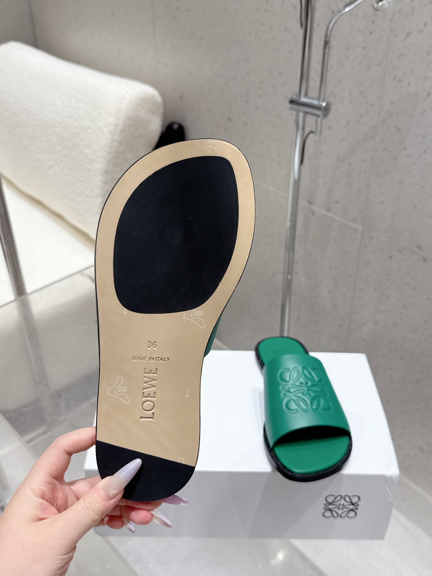 超激得の新品 loewe サンダルスーパーコピー スリッパ 牛革 シンプル グリーン_8