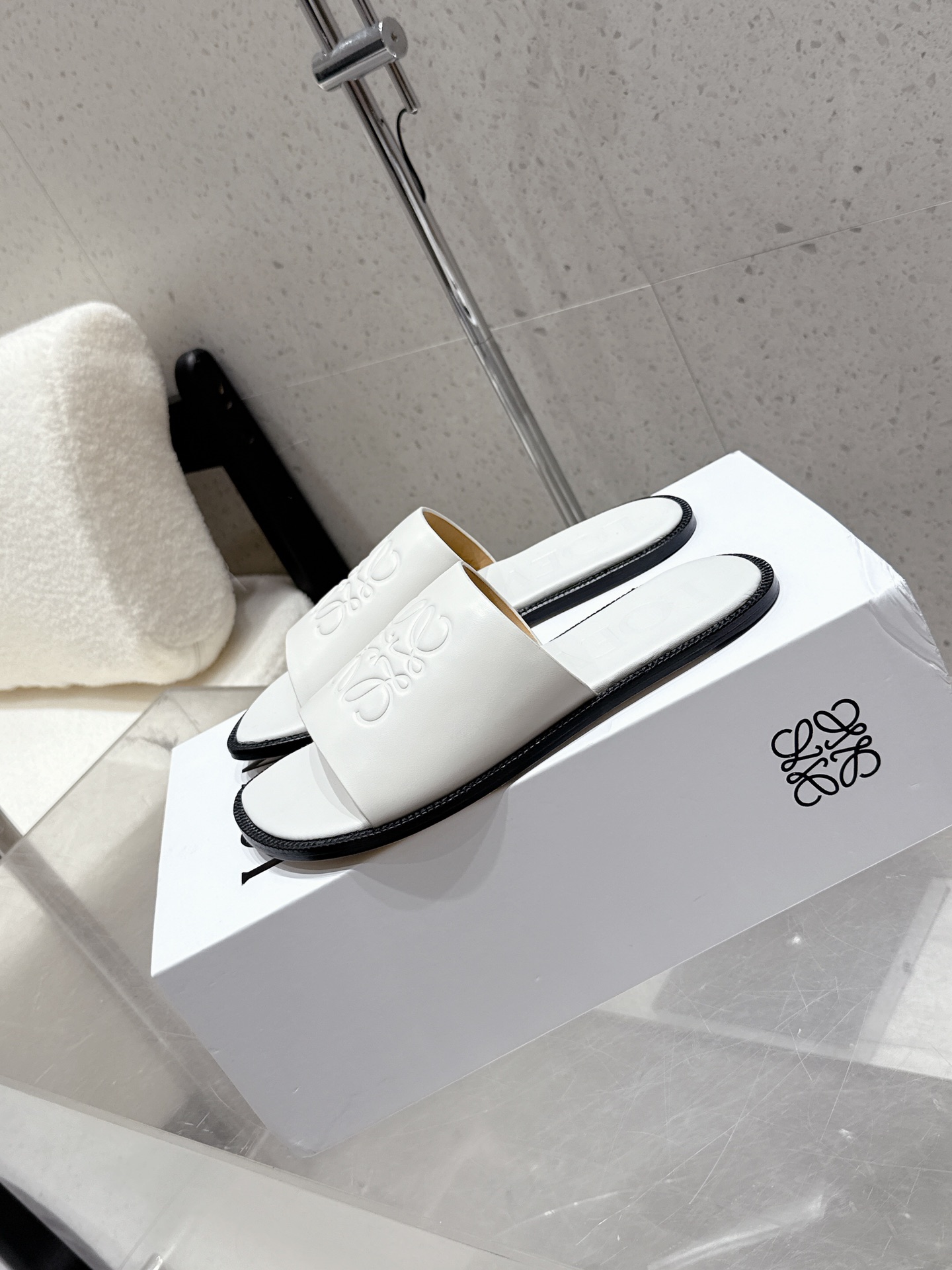 超激得の新品 loewe サンダル レディースコピー スリッパ 牛革 シンプル ホワイト_2
