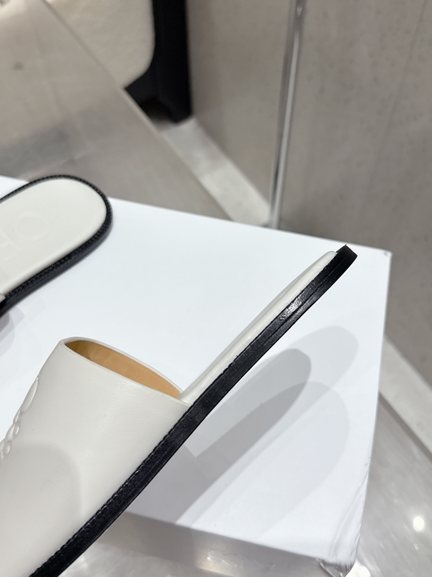 超激得の新品 loewe サンダル レディースコピー スリッパ 牛革 シンプル ホワイト_5