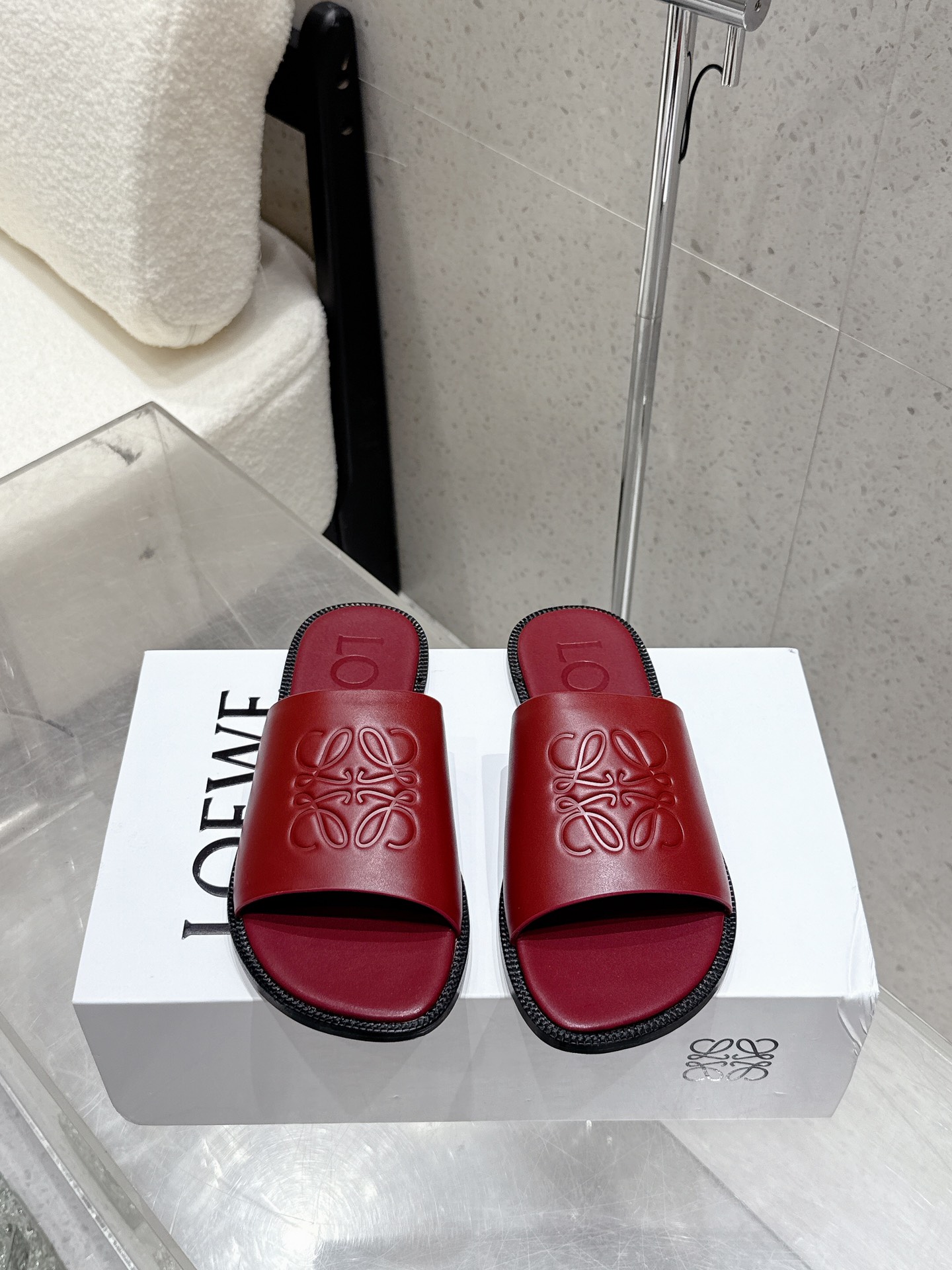 超激得の新品 loewe レディ サンダル偽物 スリッパ 牛革 シンプル レッド_1