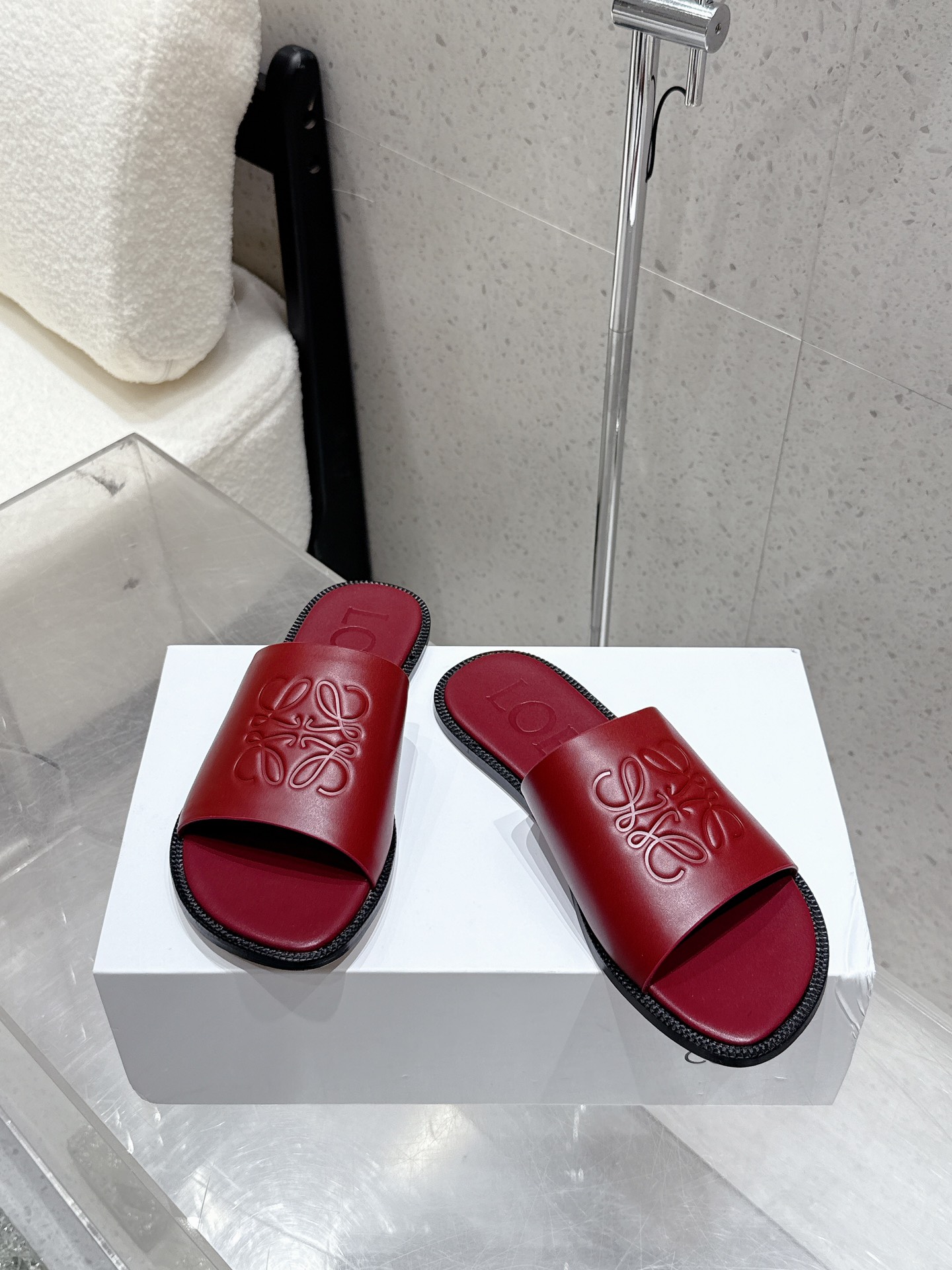 超激得の新品 loewe レディ サンダル偽物 スリッパ 牛革 シンプル レッド_2