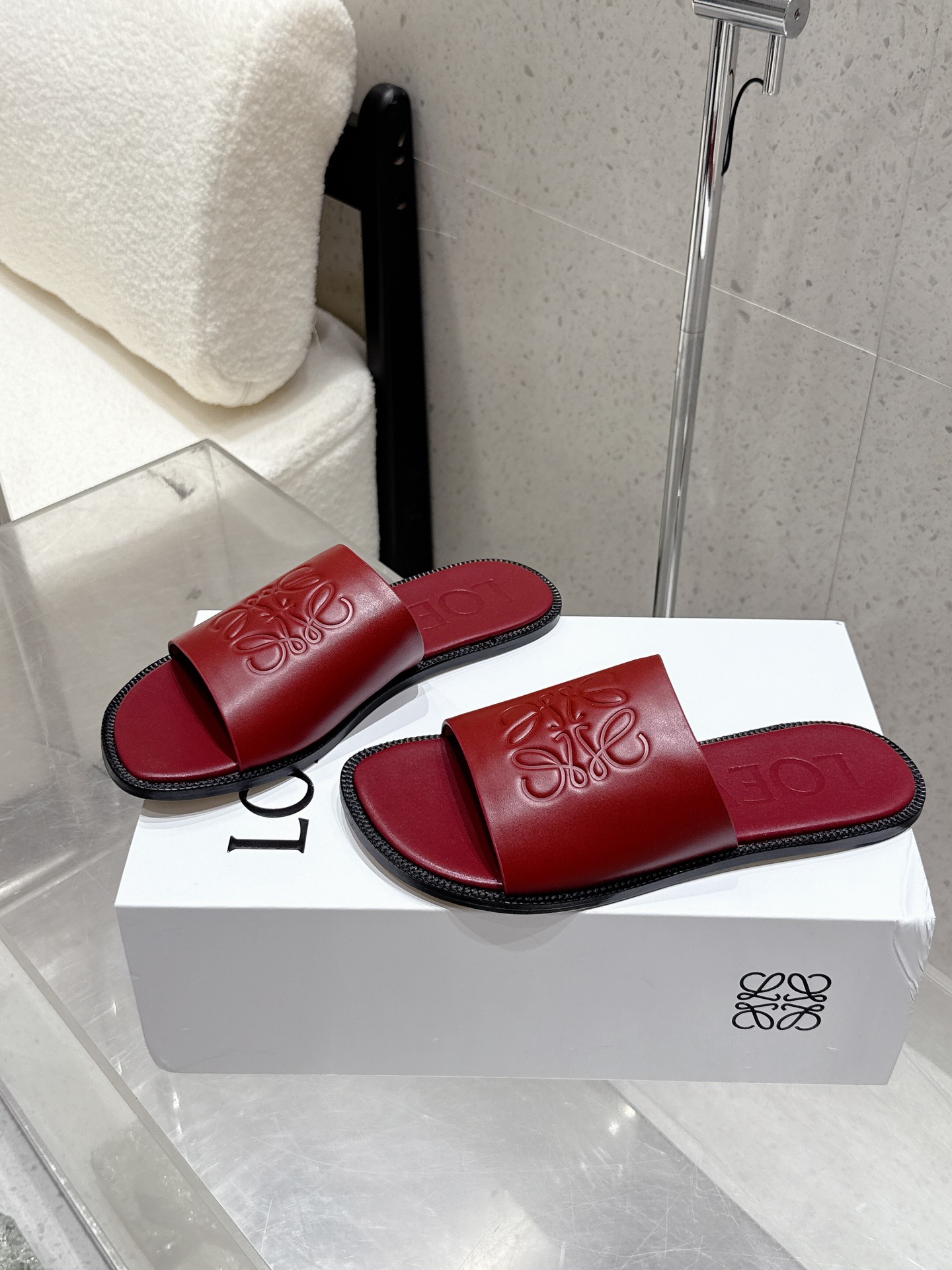 超激得の新品 loewe レディ サンダル偽物 スリッパ 牛革 シンプル レッド_3