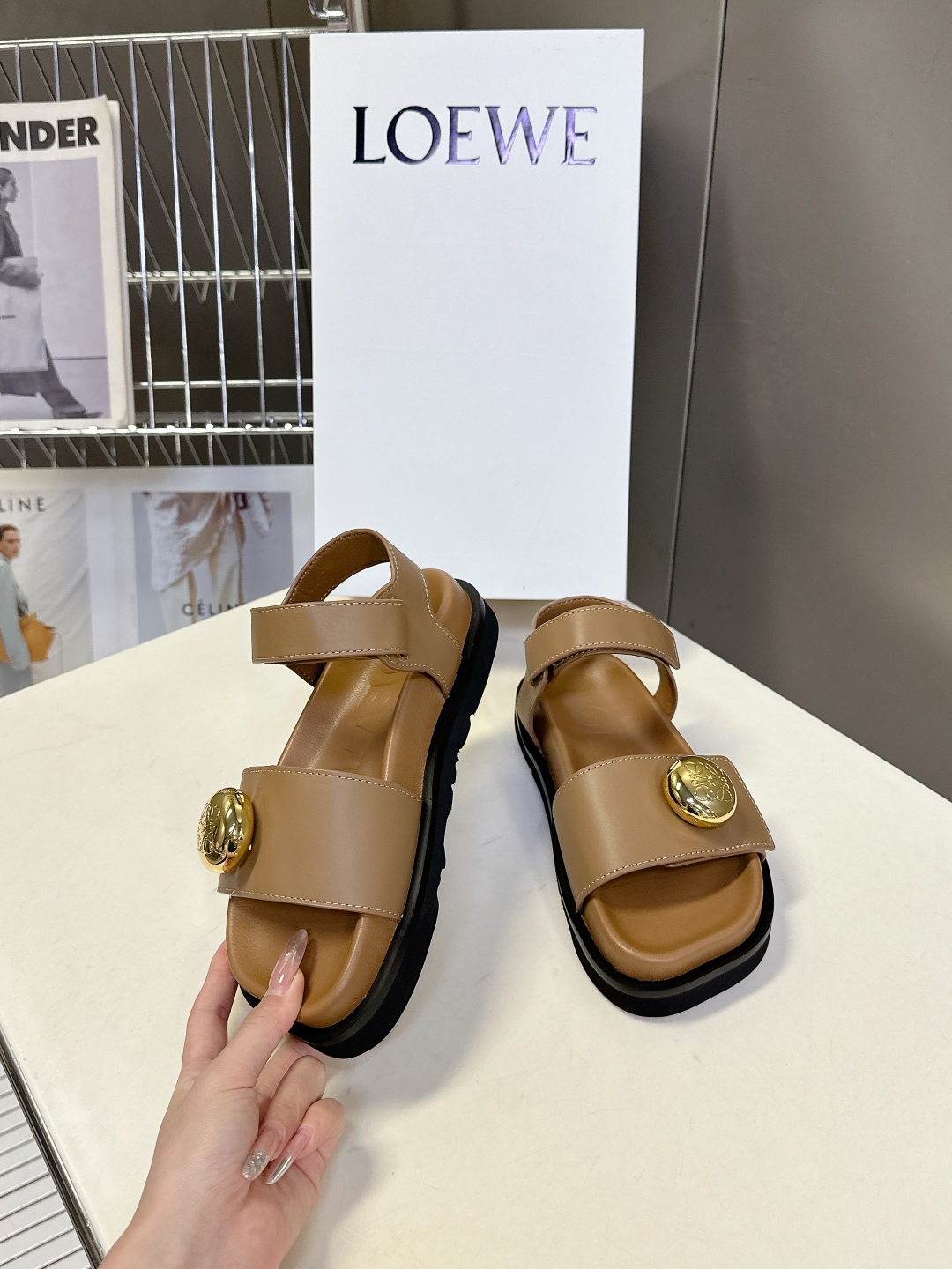 最新の2025年 ロエベ サンダル 痛いＮ級品 柔軟 優雅レディ 滑り止め防止 シンプル ベージュ色_2