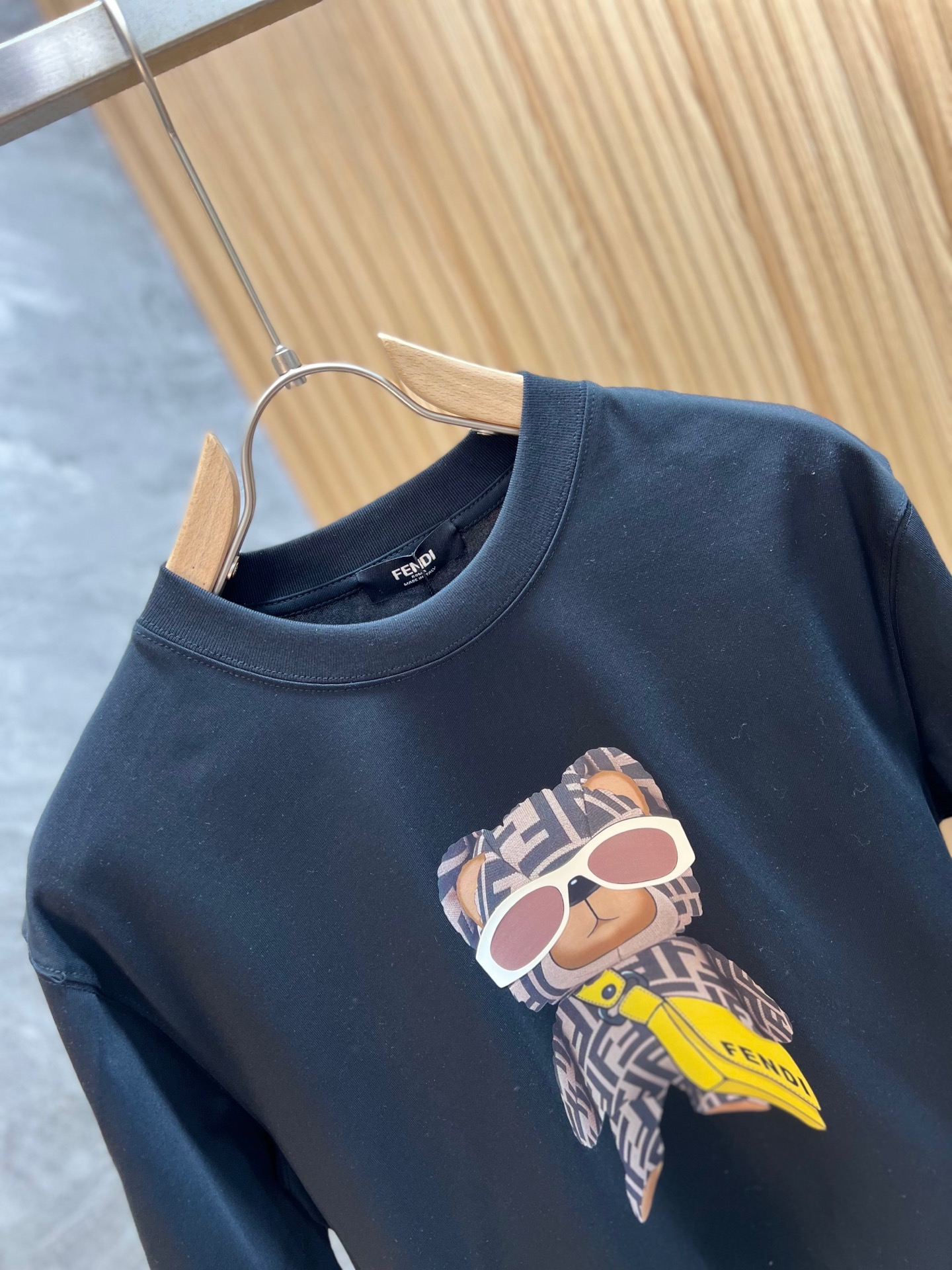 大販売 フェンディ t シャツ偽物 純綿 トップス プリント 人気品 短袖 ブラック_3