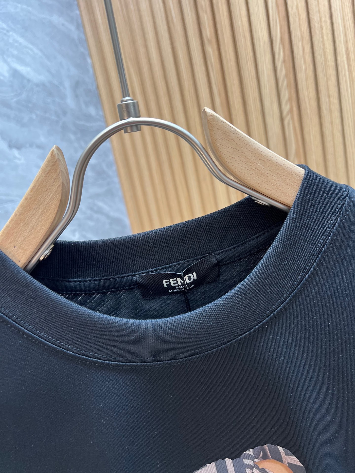 大販売 フェンディ t シャツ偽物 純綿 トップス プリント 人気品 短袖 ブラック_4