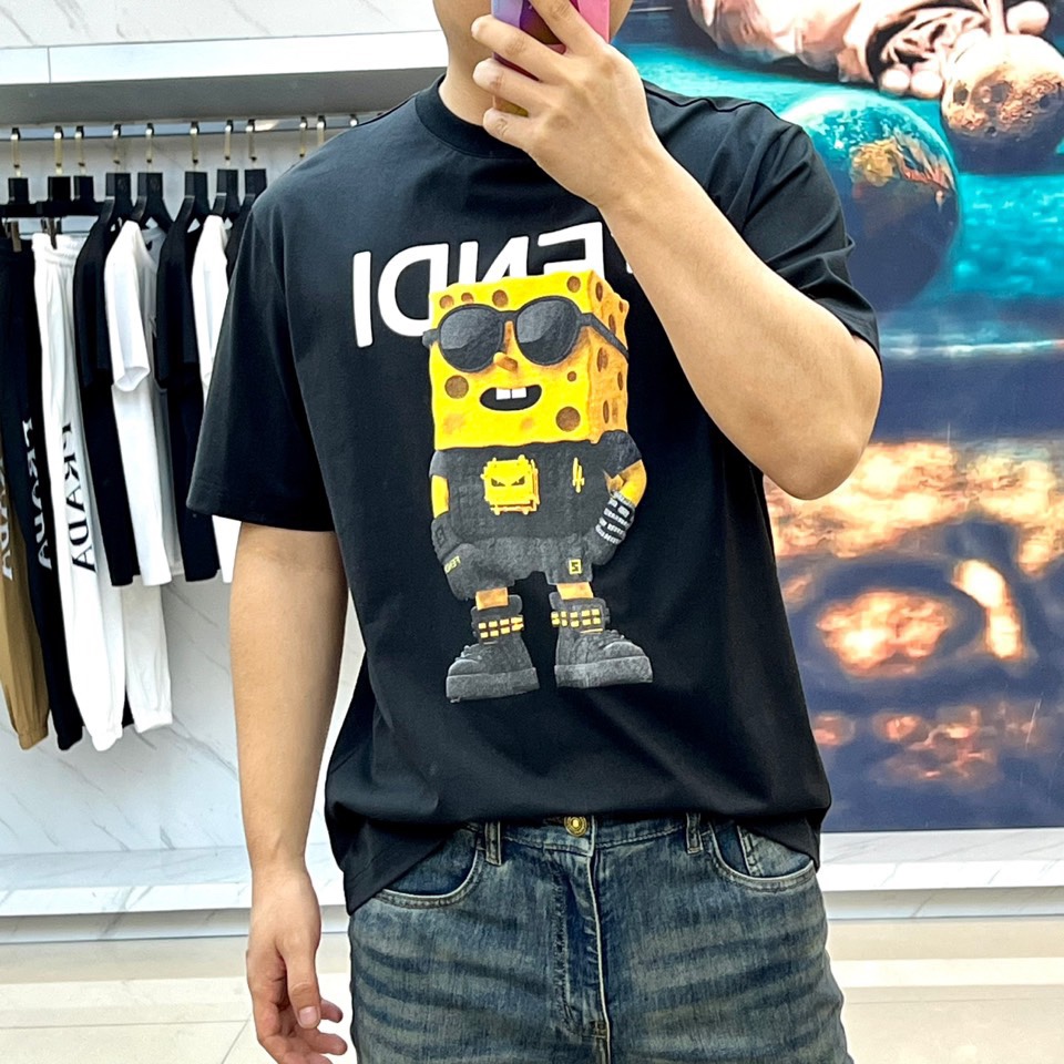 目を引く存在感 fendi t シャツ レディーススーパーコピー 純綿 トップス プリント 短袖 ブラック_1