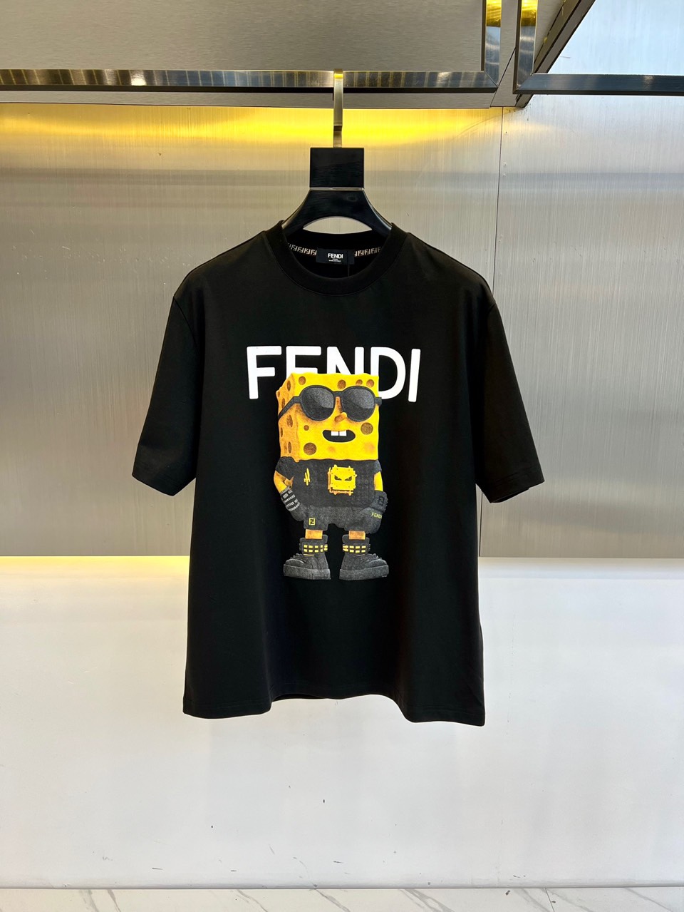 目を引く存在感 fendi t シャツ レディーススーパーコピー 純綿 トップス プリント 短袖 ブラック_2