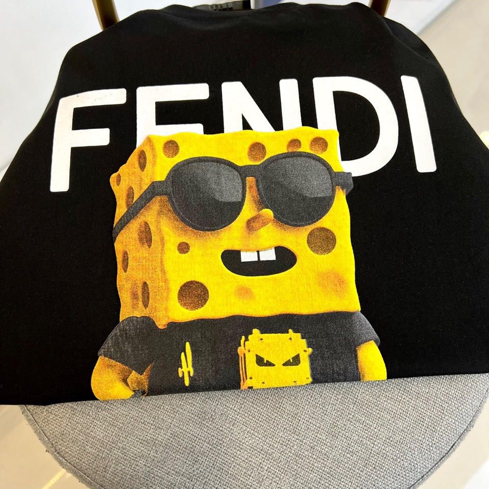 目を引く存在感 fendi t シャツ レディーススーパーコピー 純綿 トップス プリント 短袖 ブラック_3