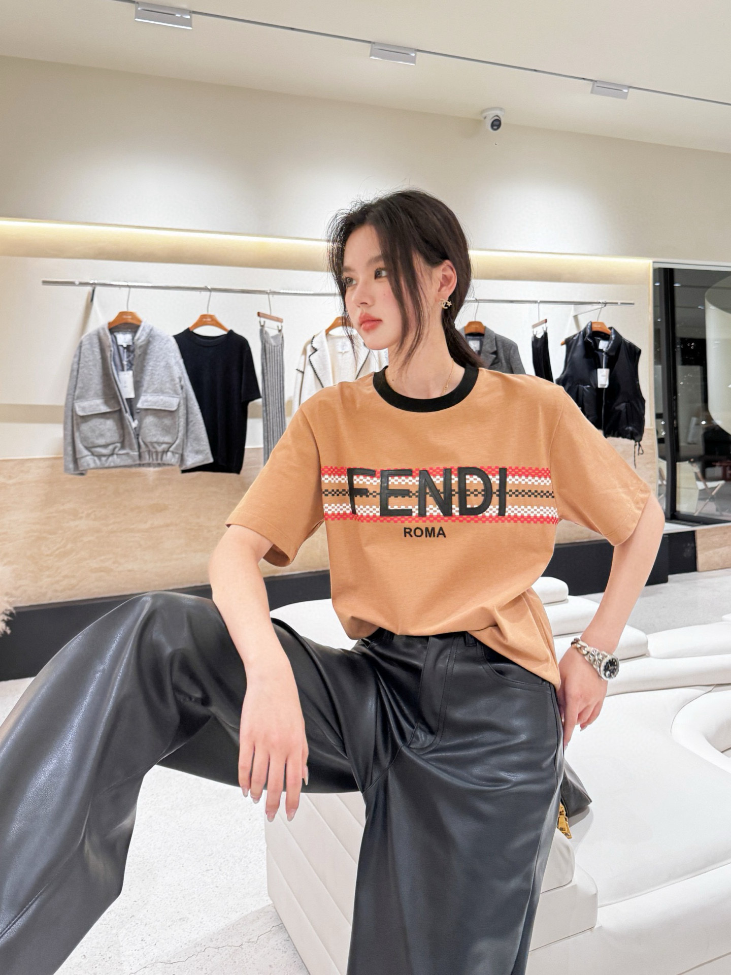 フェンディ ワイシャツコピー 純綿Tシャツ トップス プリント 短袖 ゆったり 柔軟 ブラウン_1
