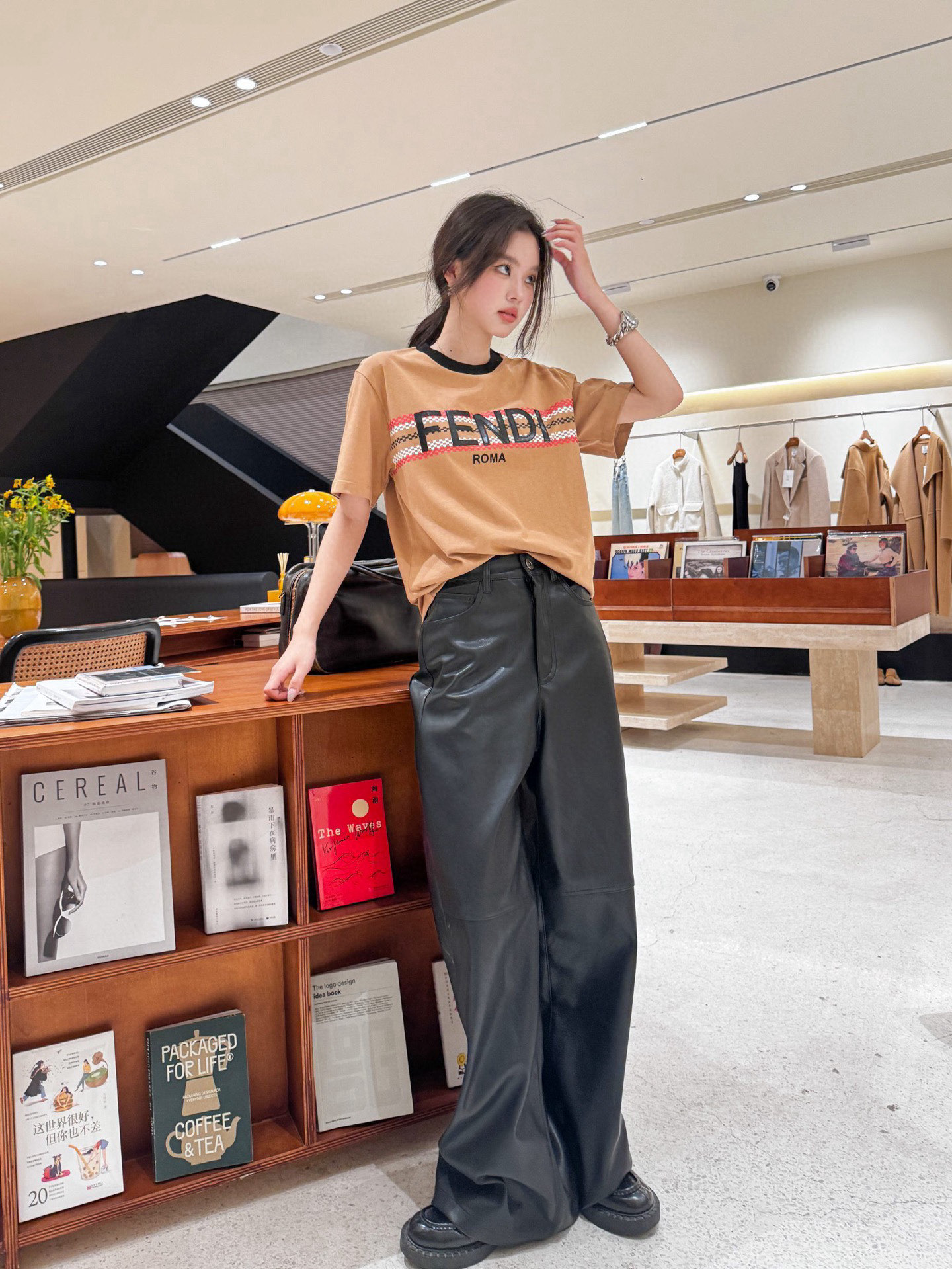 フェンディ ワイシャツコピー 純綿Tシャツ トップス プリント 短袖 ゆったり 柔軟 ブラウン_2