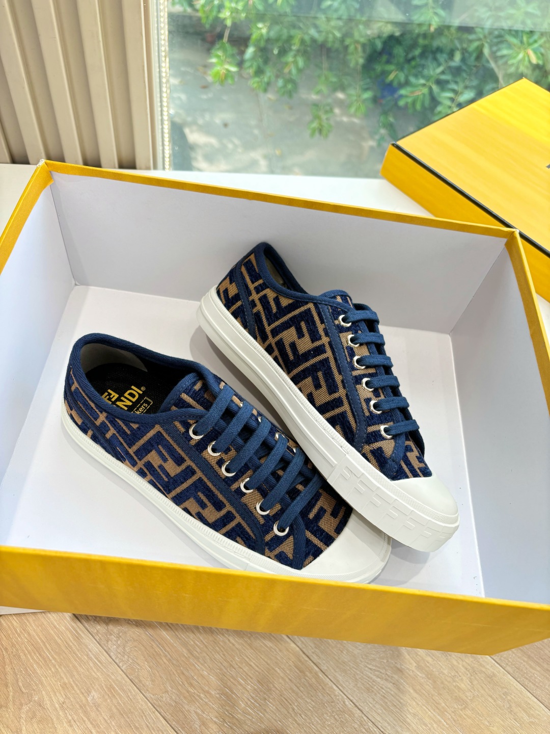 fendi スニーカー コーデスーパーコピー 軽量 カジュアルシューズ 柔軟 スポーツ 花柄 ブルー_2