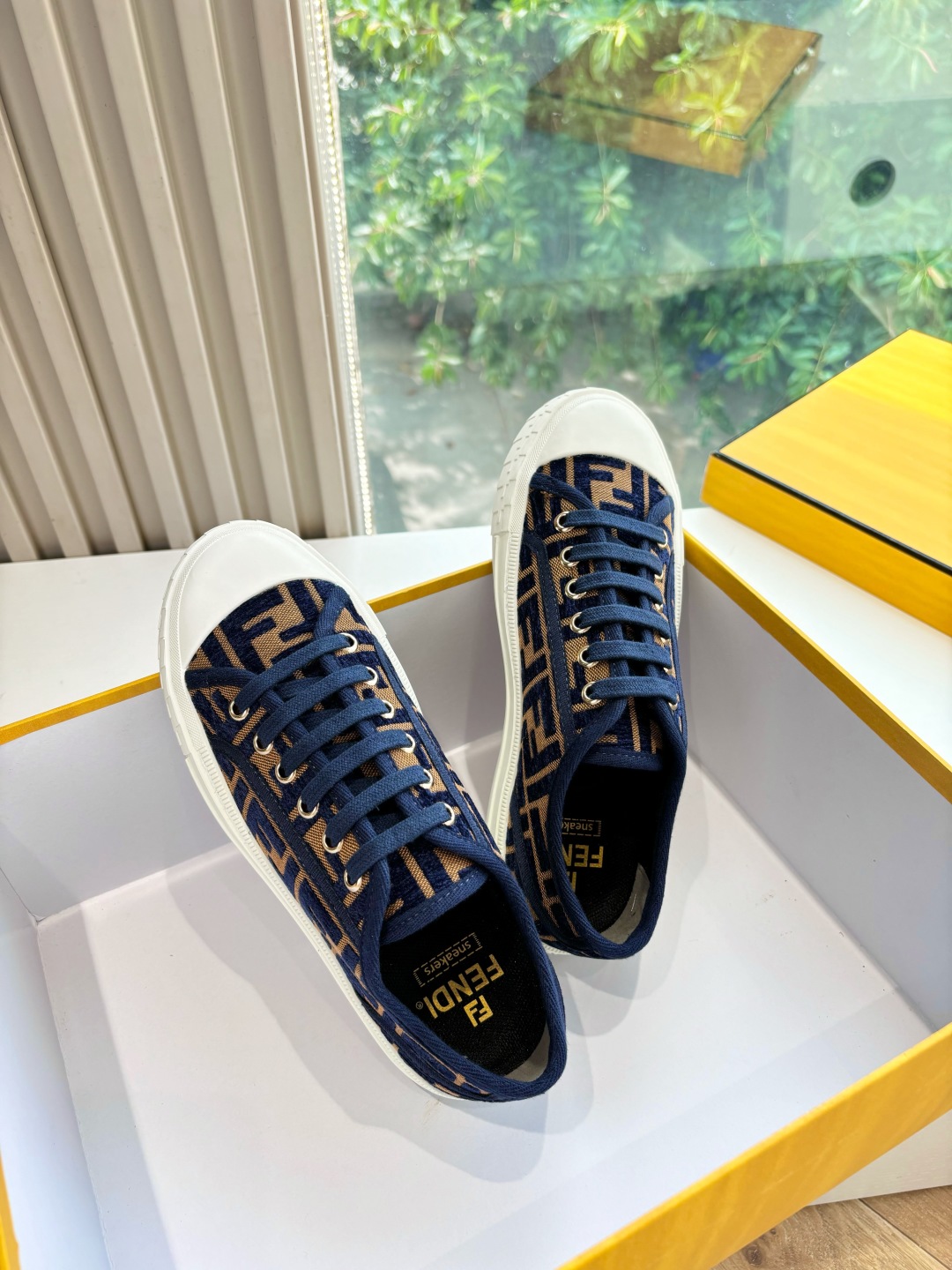 fendi スニーカー コーデスーパーコピー 軽量 カジュアルシューズ 柔軟 スポーツ 花柄 ブルー_3