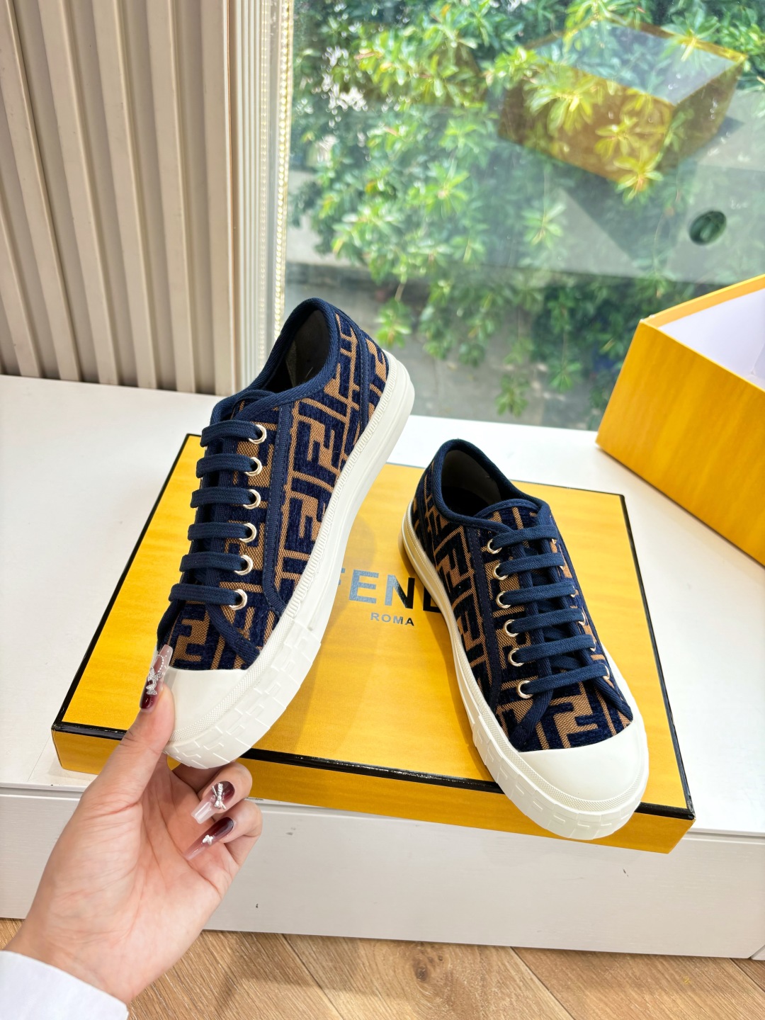 fendi スニーカー コーデスーパーコピー 軽量 カジュアルシューズ 柔軟 スポーツ 花柄 ブルー_5