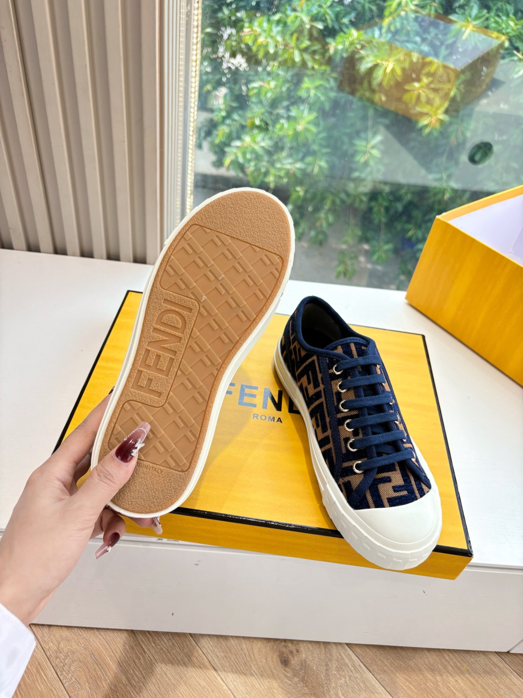 fendi スニーカー コーデスーパーコピー 軽量 カジュアルシューズ 柔軟 スポーツ 花柄 ブルー_6