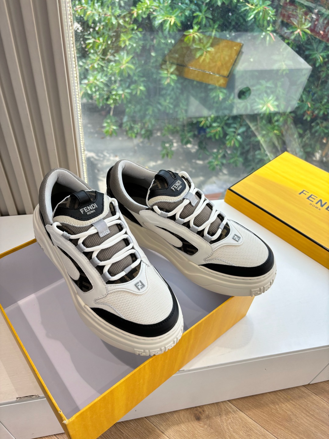 FENDI スニーカー ファッション偽物 軽量 ハンサム カジュアルシューズ 柔軟 ホワイト_4