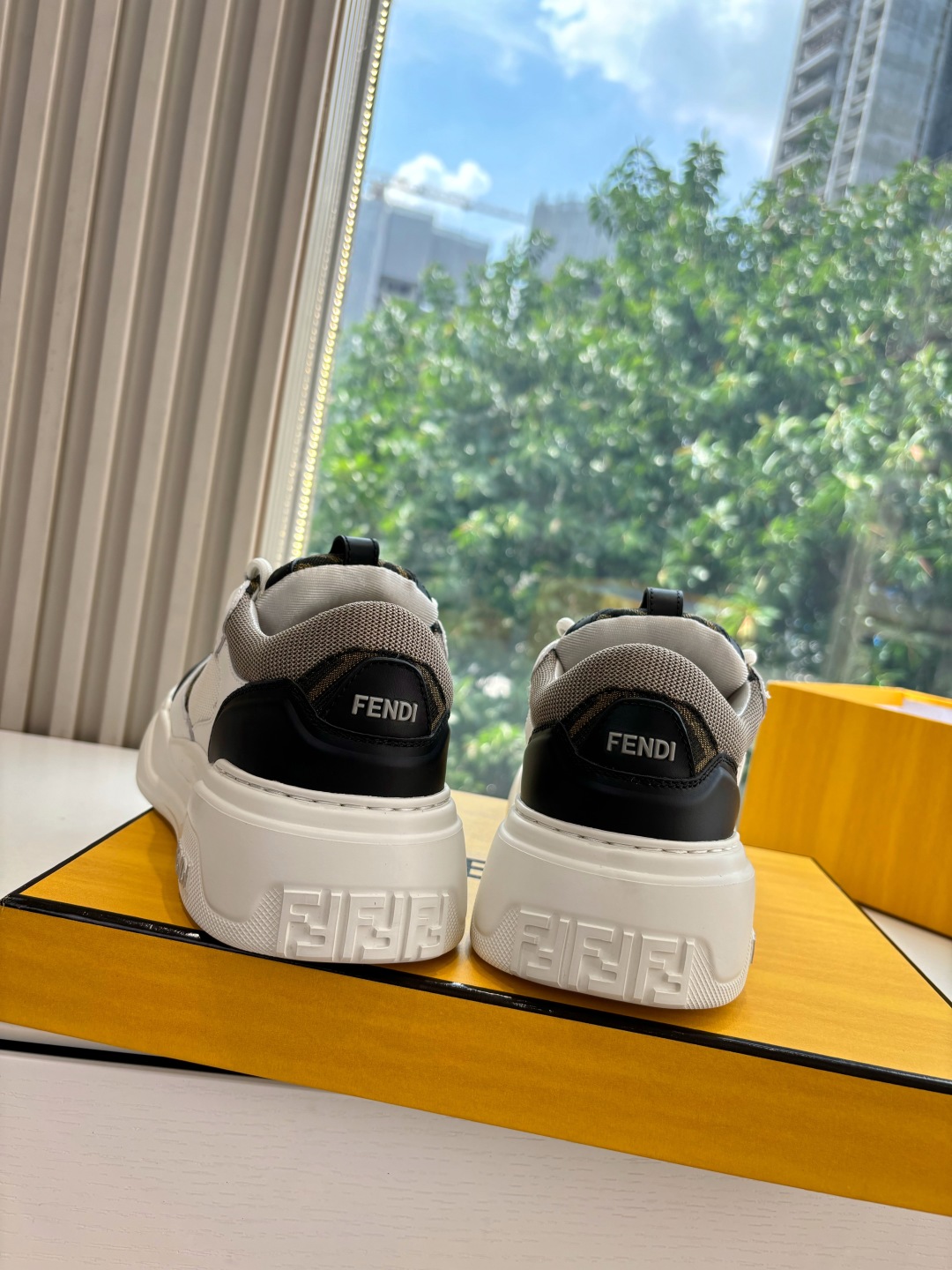 FENDI スニーカー ファッション偽物 軽量 ハンサム カジュアルシューズ 柔軟 ホワイト_9