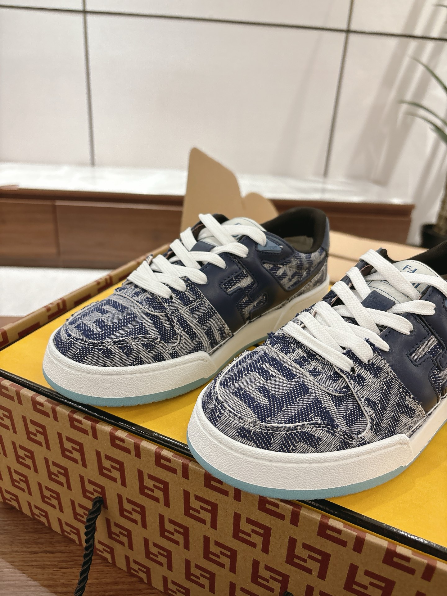 FENDI スニーカー ホカコピー 軽量 男女兼用 カジュアルシューズ 花柄 柔軟 ブルー_3