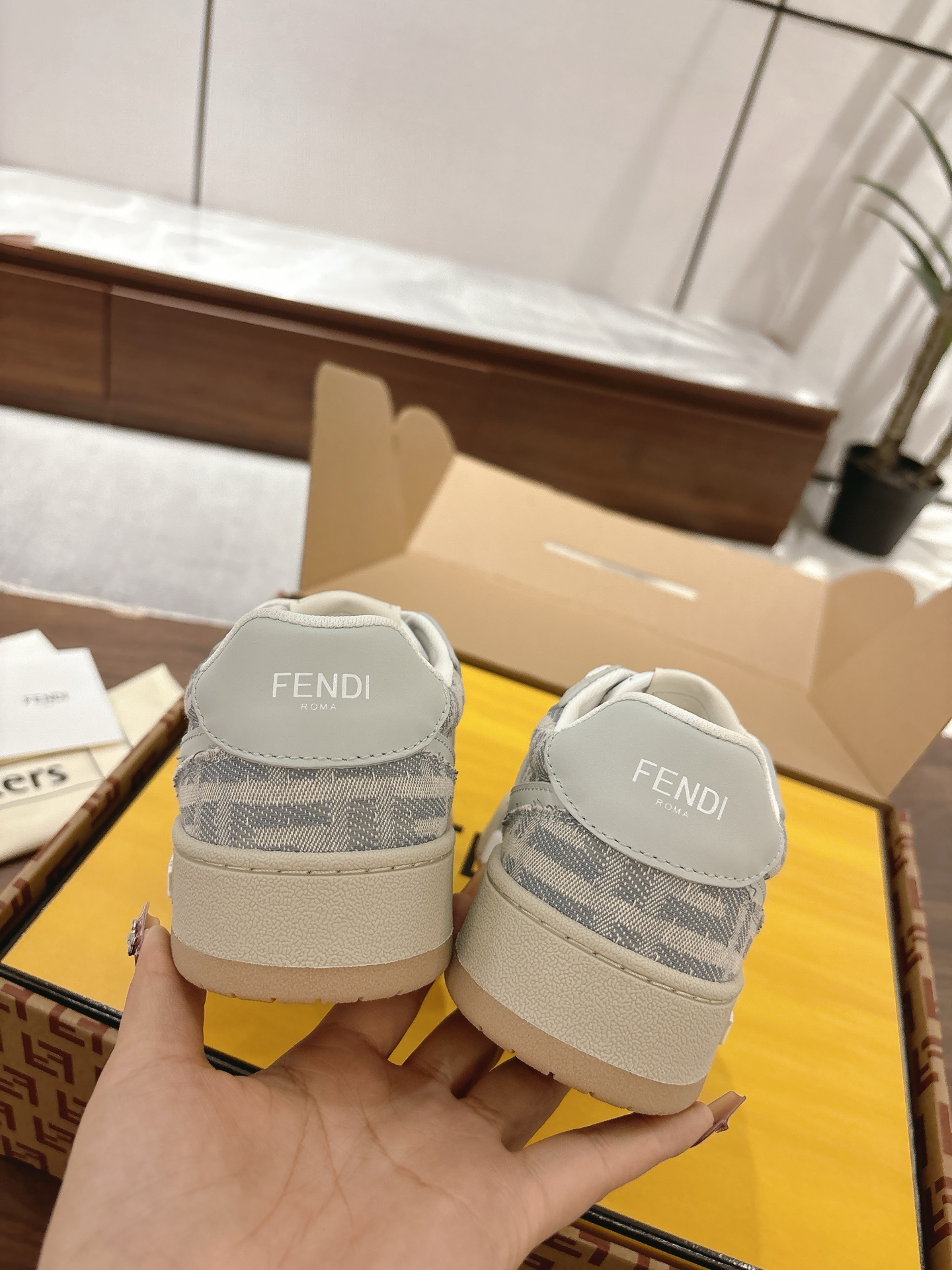 FENDI ムンディアル スニーカースーパーコピー 男女兼用 カジュアルシューズ 花柄 柔軟 グレー_4